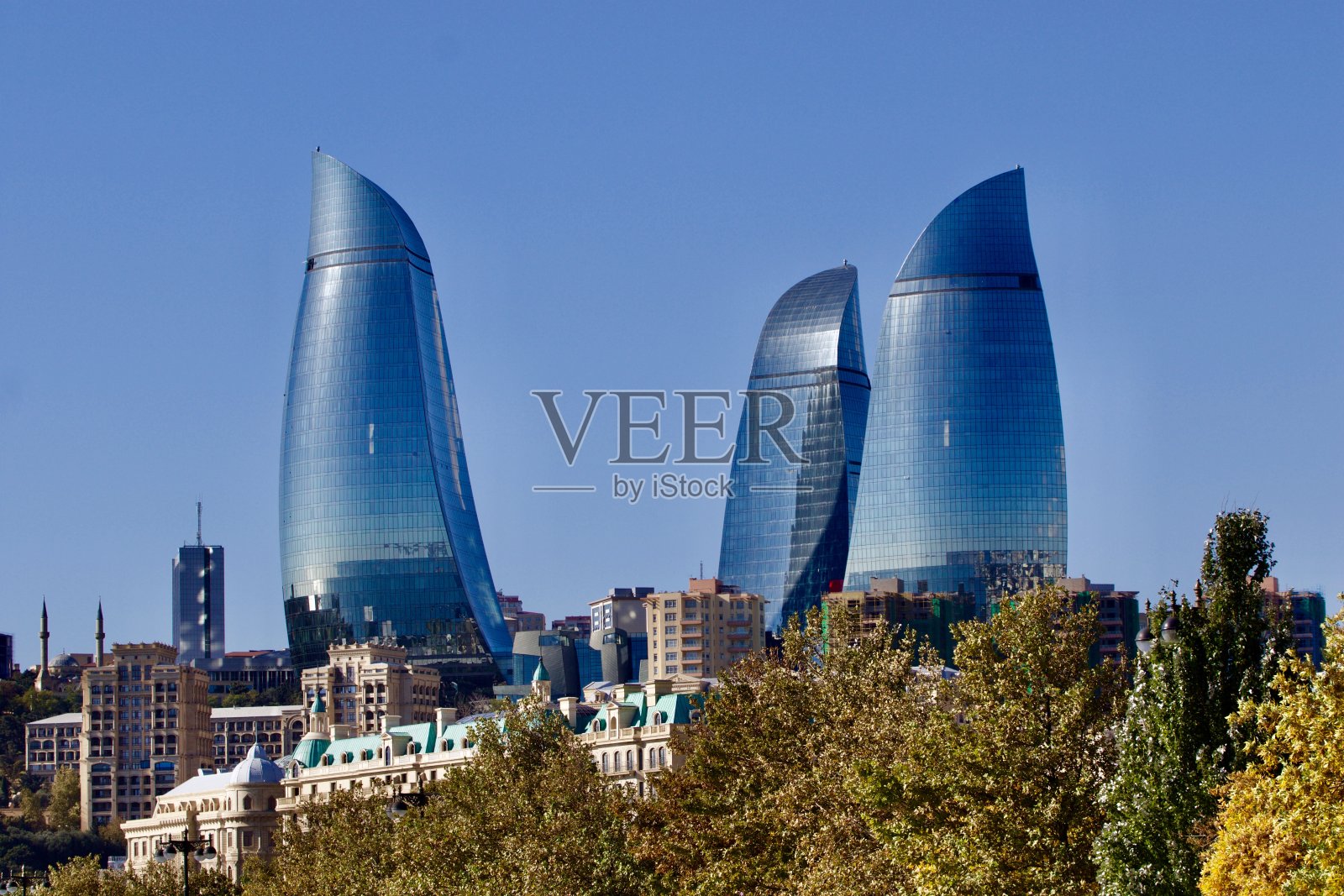 火焰塔的全景图,阿塞拜疆巴库市的地标照片摄影图片