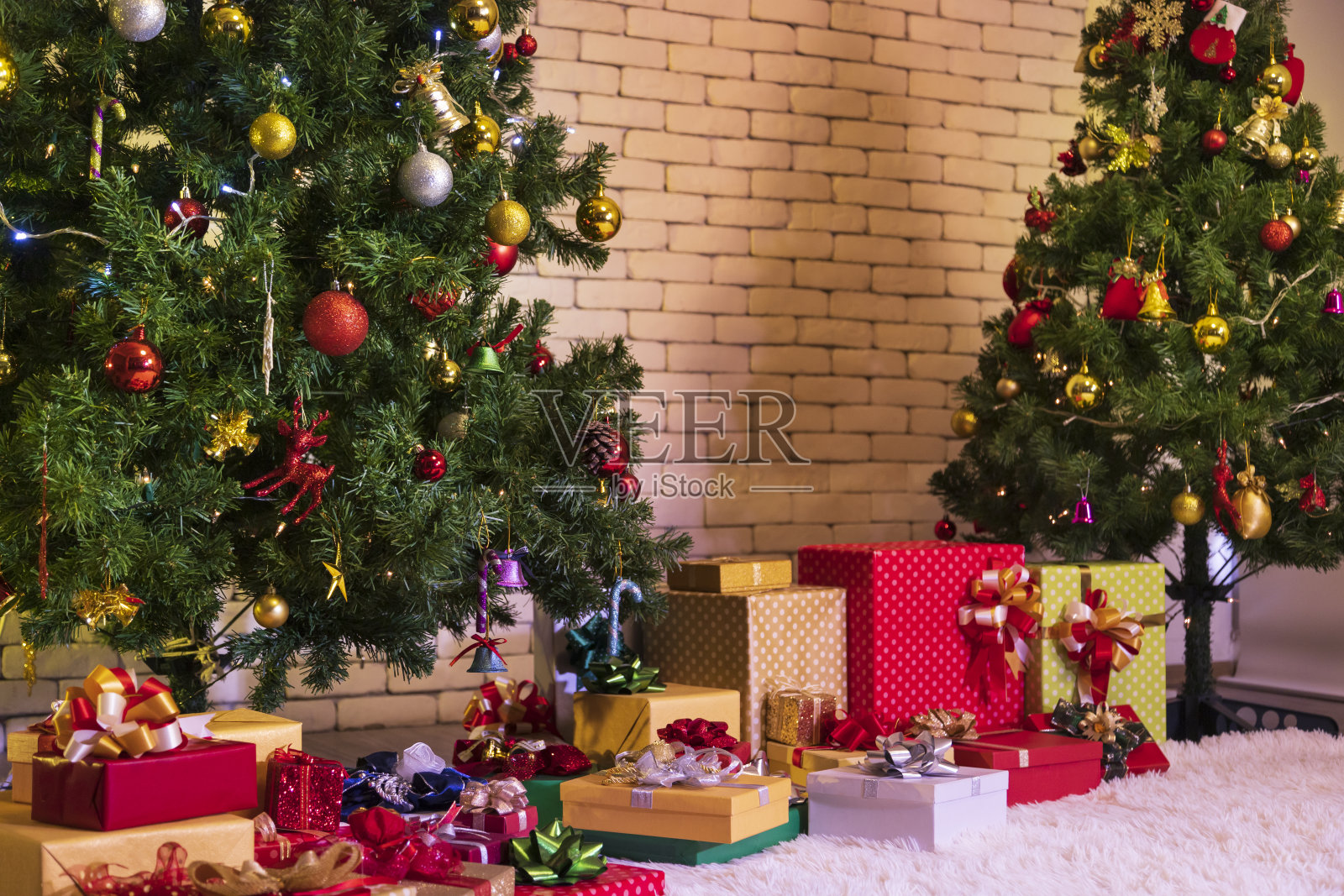 温馨的家装饰在圣诞树和礼物盒圣诞夜季节庆祝照片摄影图片