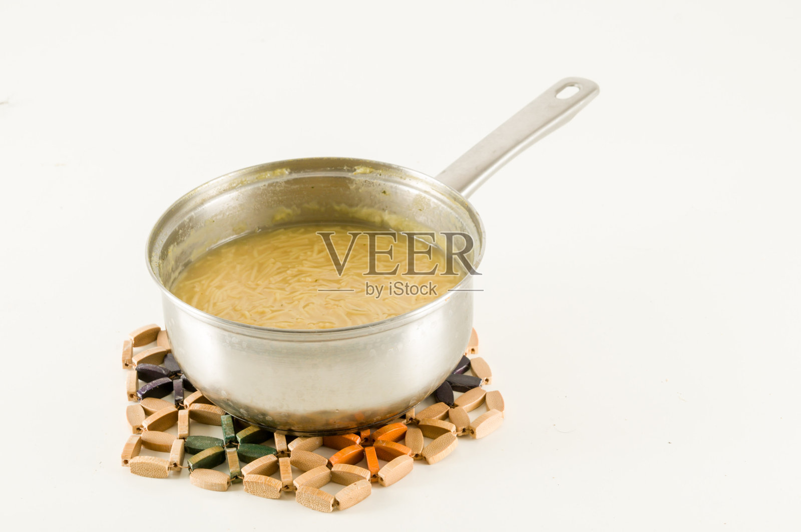 蔬菜汤和意大利面在锅里照片摄影图片