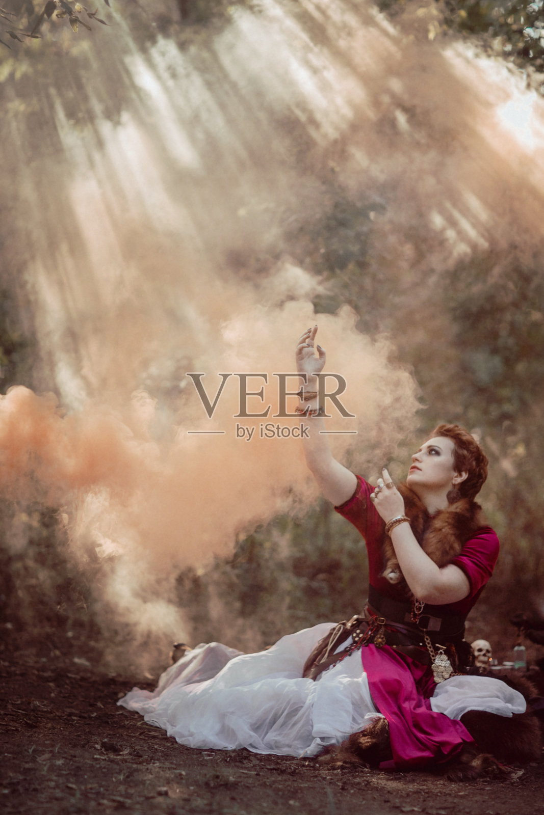 穿着短裙的短发女巫在野性自然的背景下照片摄影图片