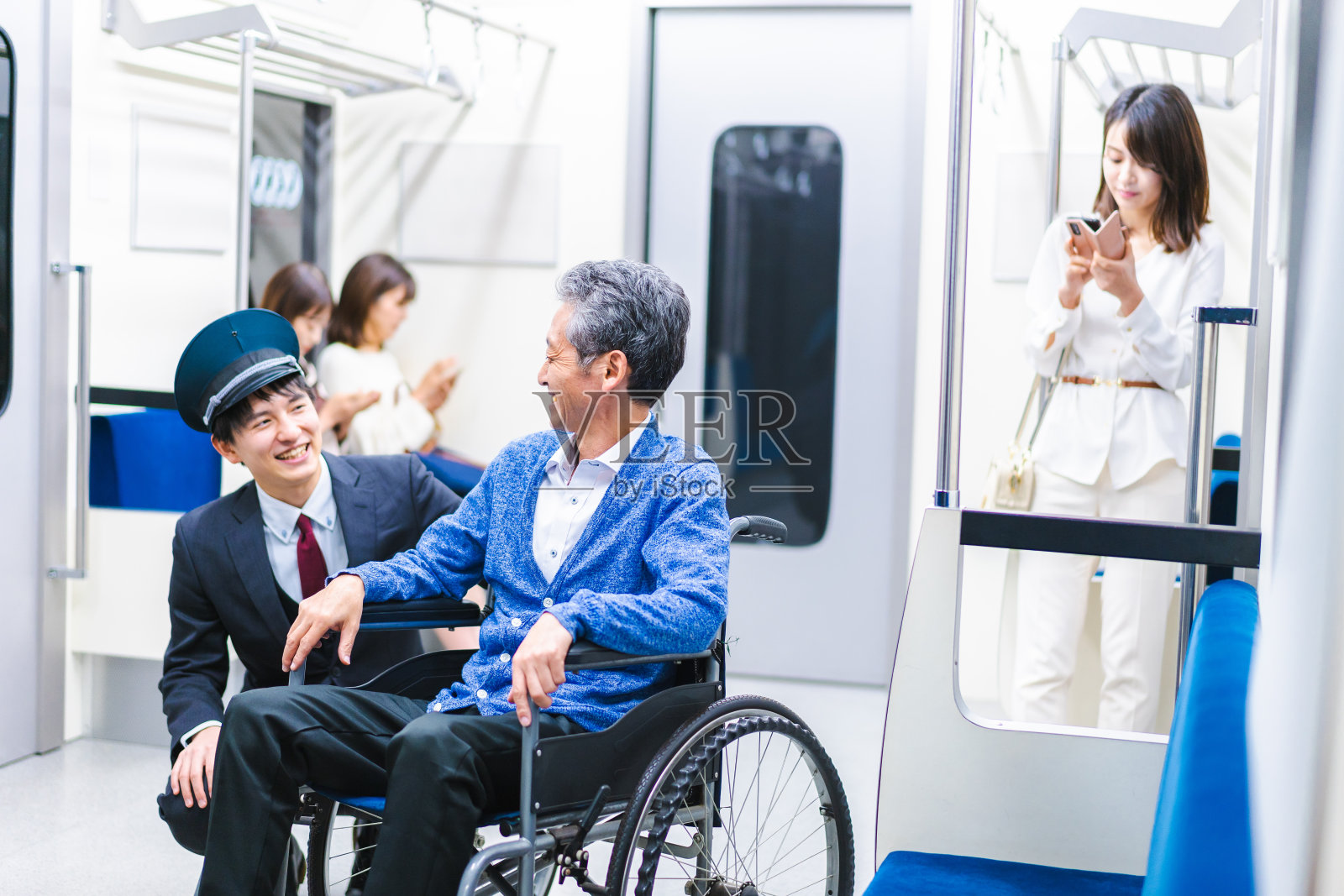 乘火车/地铁旅行的人照片摄影图片