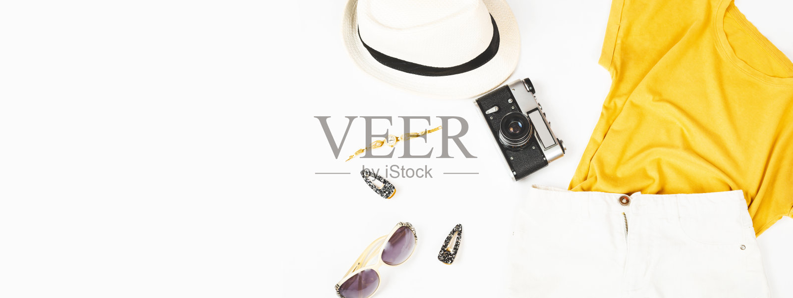 女性夏季休闲服饰与配饰元素在白色背景,俯视图,平铺照片摄影图片