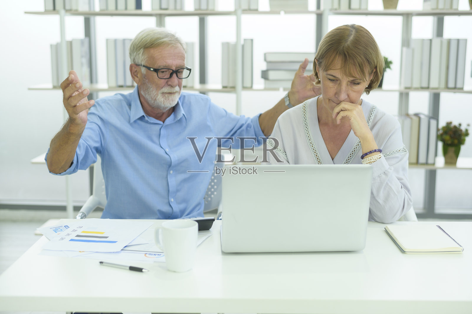 高加索高级商务人员在现代办公室工作和头脑风暴照片摄影图片