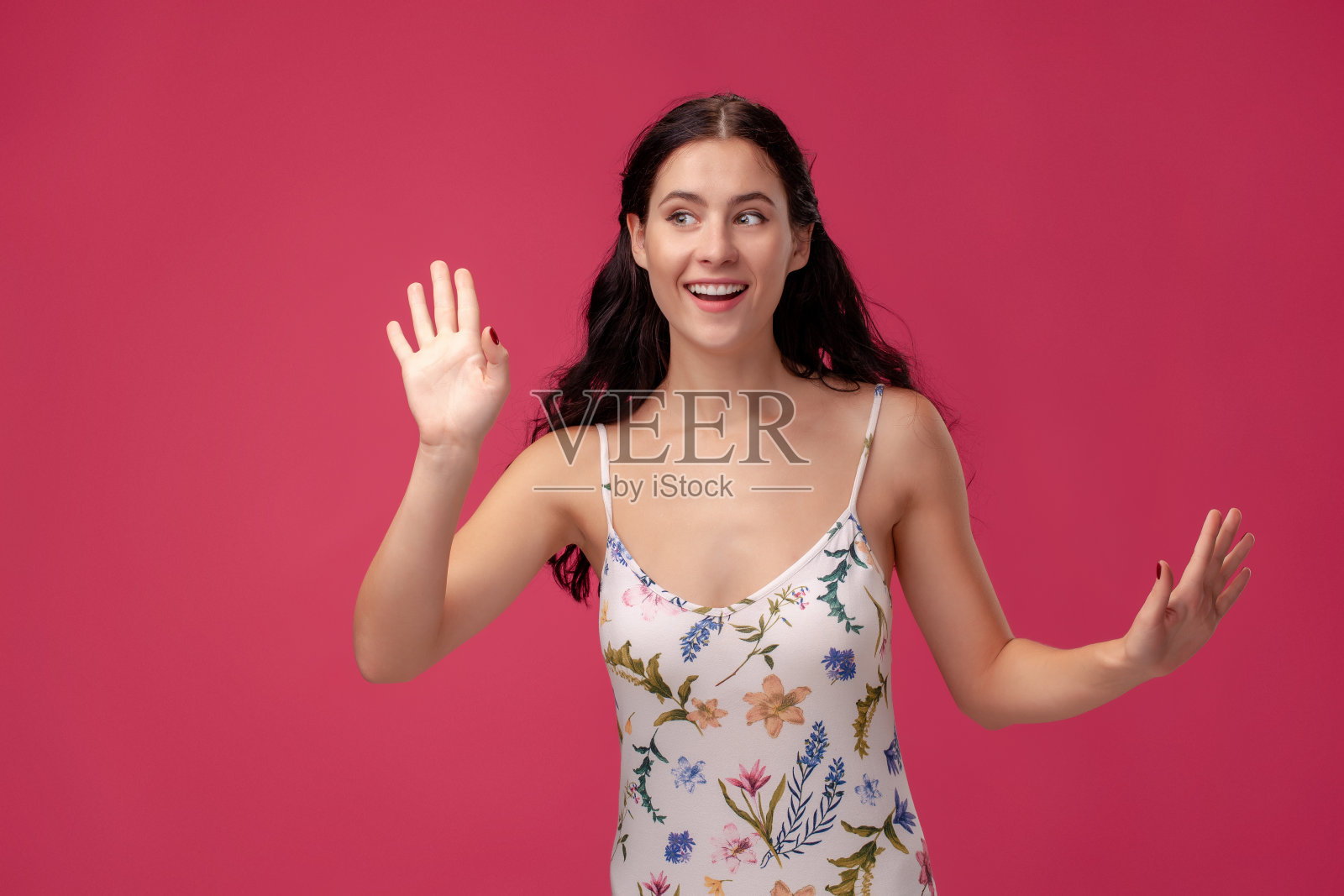 肖像美丽快乐的年轻黑发女人和问候手势照片摄影图片