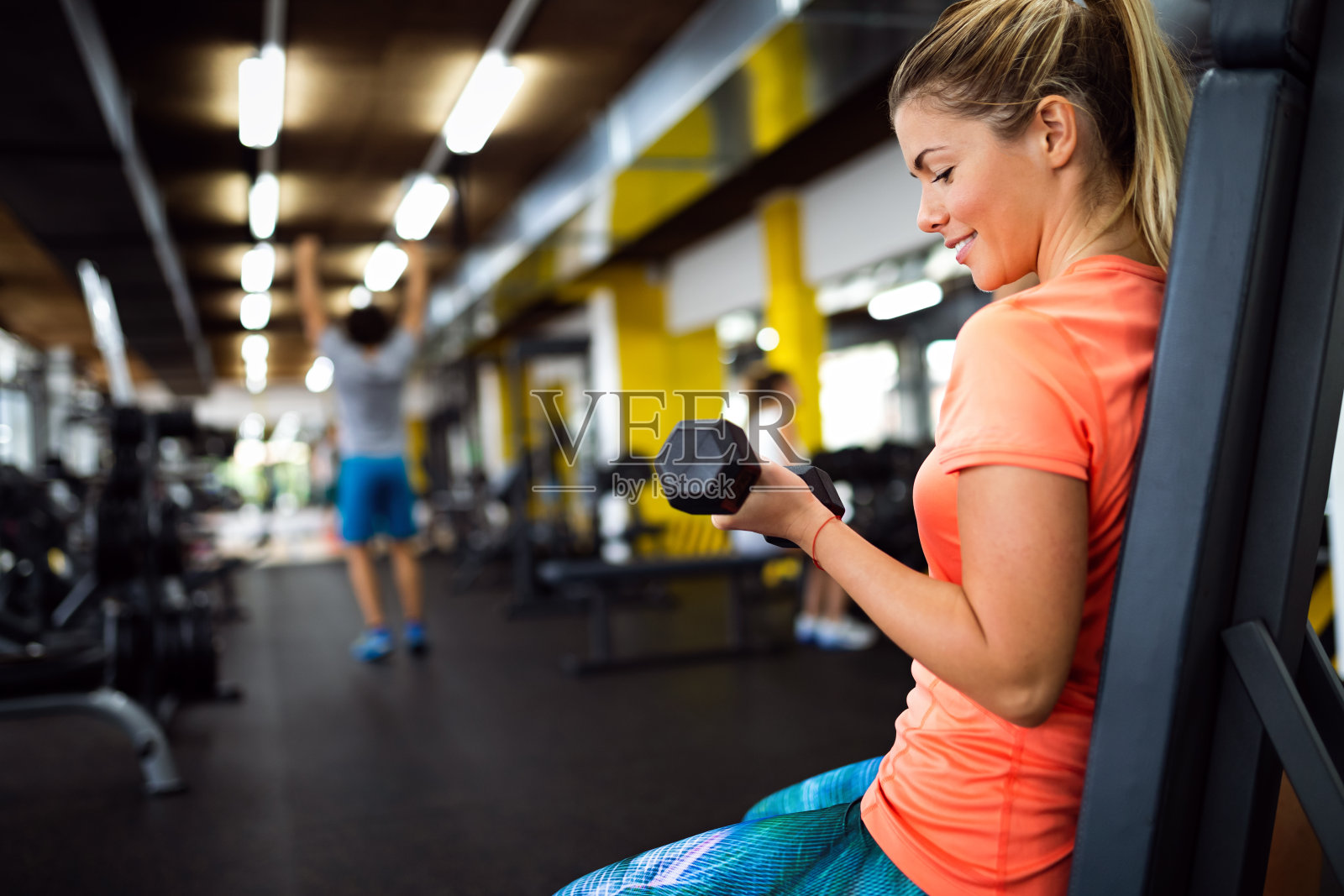 快乐健康的女人的肖像运动是保持健康的健身房。体育人的概念照片摄影图片