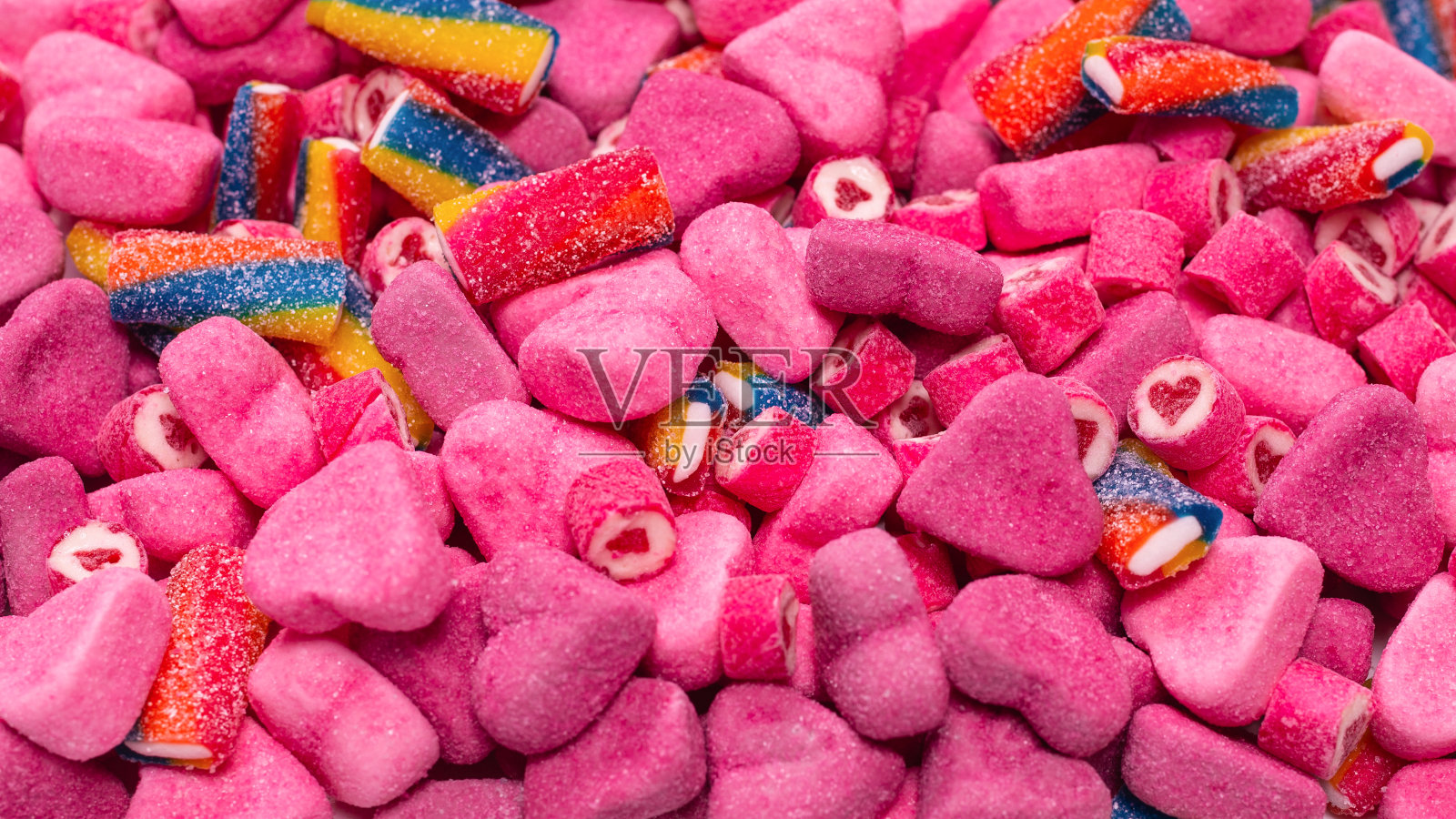 各种美味的软糖。粉色果冻糖果背景。照片摄影图片