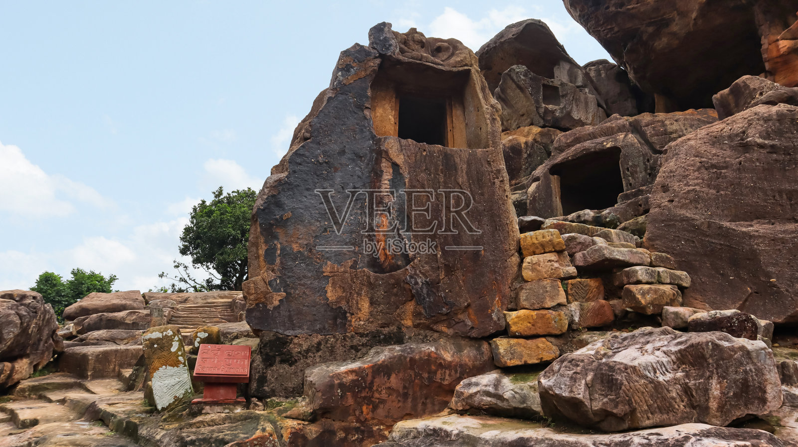 洞穴13:Sarpa Gumpha的前视图,Udaygiri洞穴,布巴内斯瓦尔,印度奥里萨邦。游廊正面雕有三头蛇首。照片摄影图片