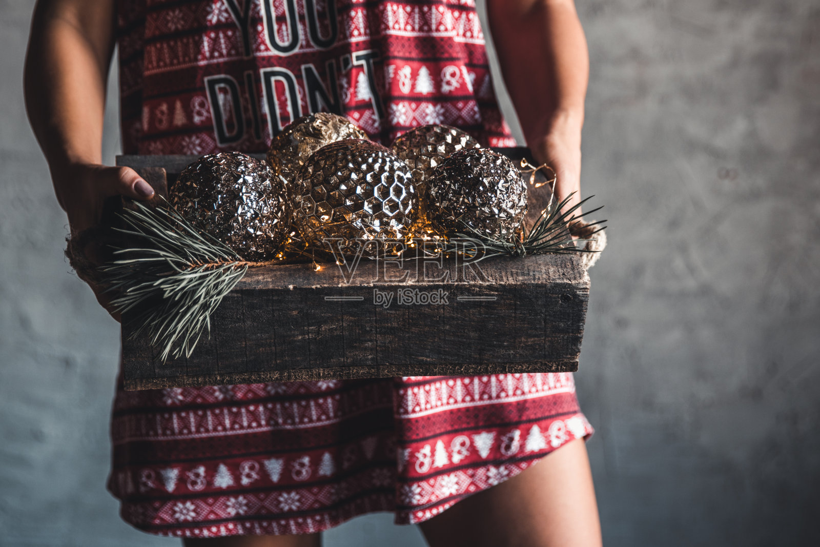 穿着圣诞礼服的女孩在一个木盒里举行舞会,节日,舒适照片摄影图片