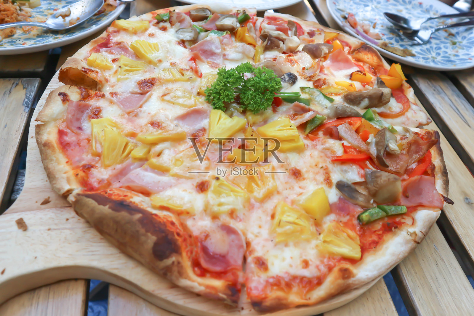 披萨或者夏威夷披萨,火腿芝士披萨照片摄影图片