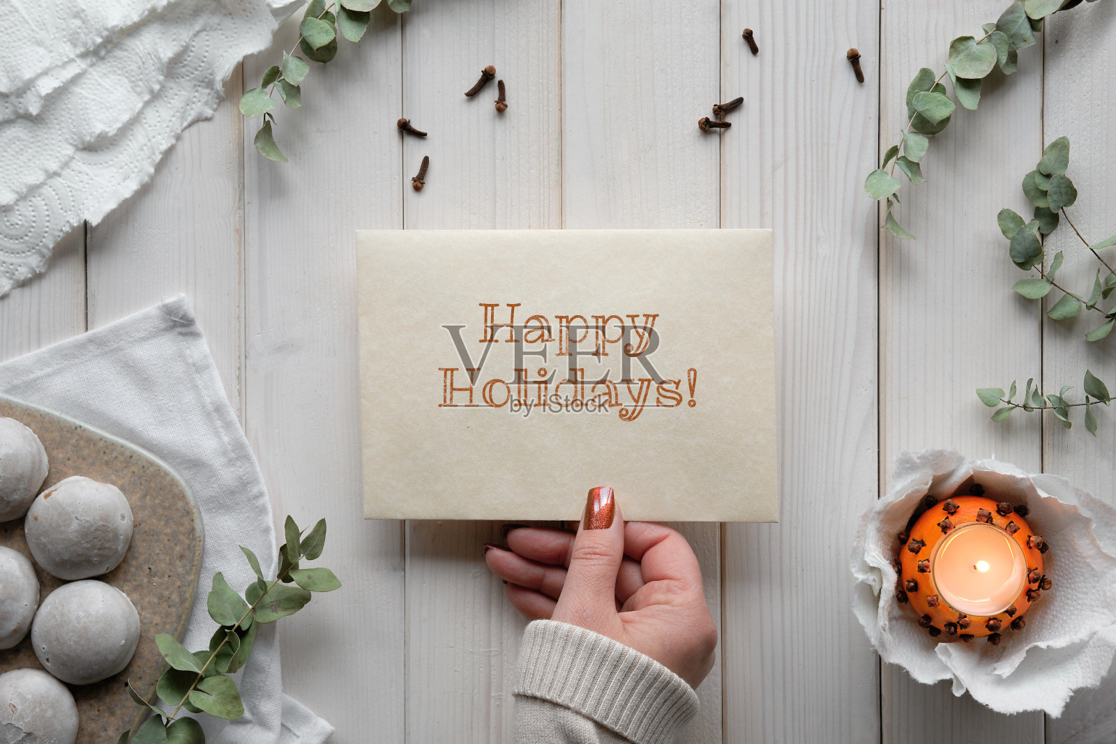 冬季贺卡在手。文本节日快乐。桉树枝,香薰蜡烛照片摄影图片