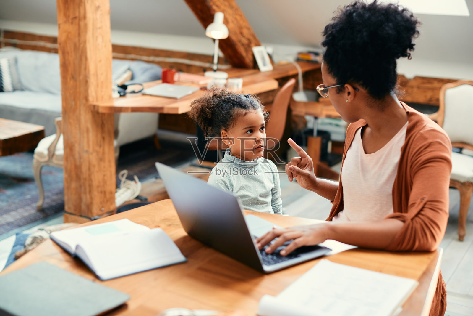 请不要打扰我,你知道妈妈现在要工作!照片摄影图片