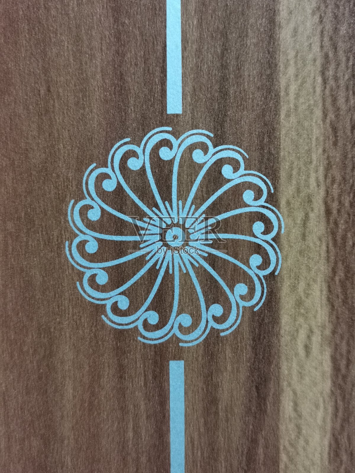 花的图案在板的表面与天然木纹照片摄影图片