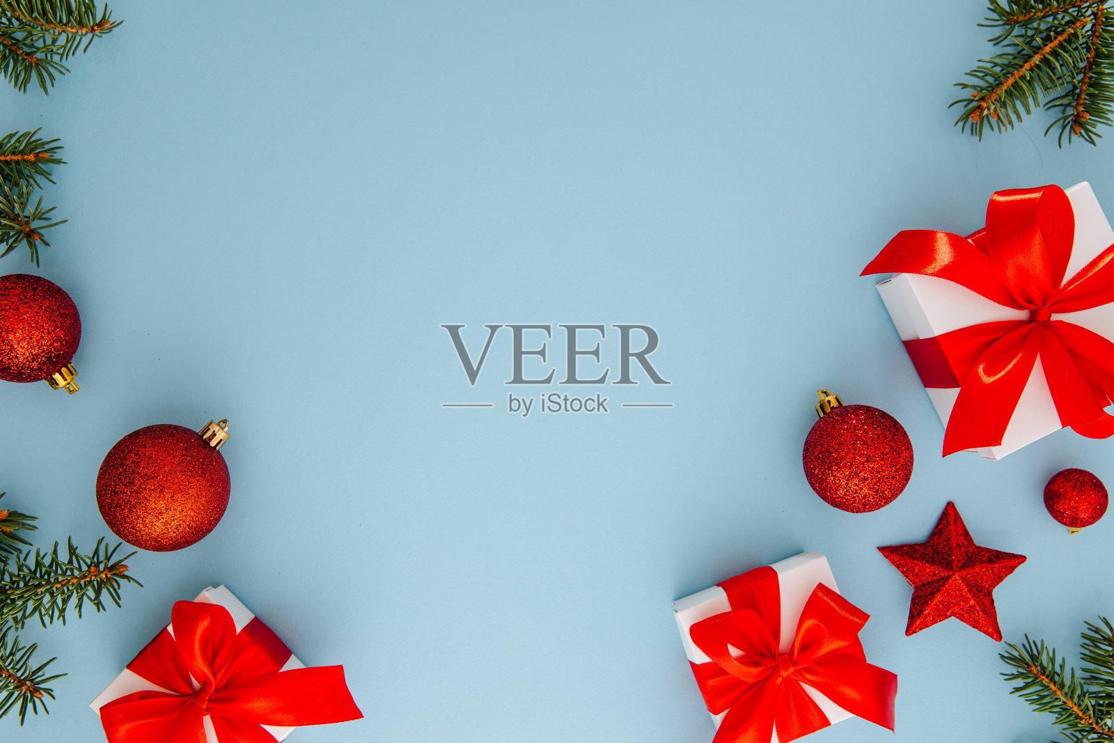 圣诞构图,礼物,冷杉树枝,蓝色背景上的红色装饰品,冬天,新年概念,平铺,复制空间照片摄影图片