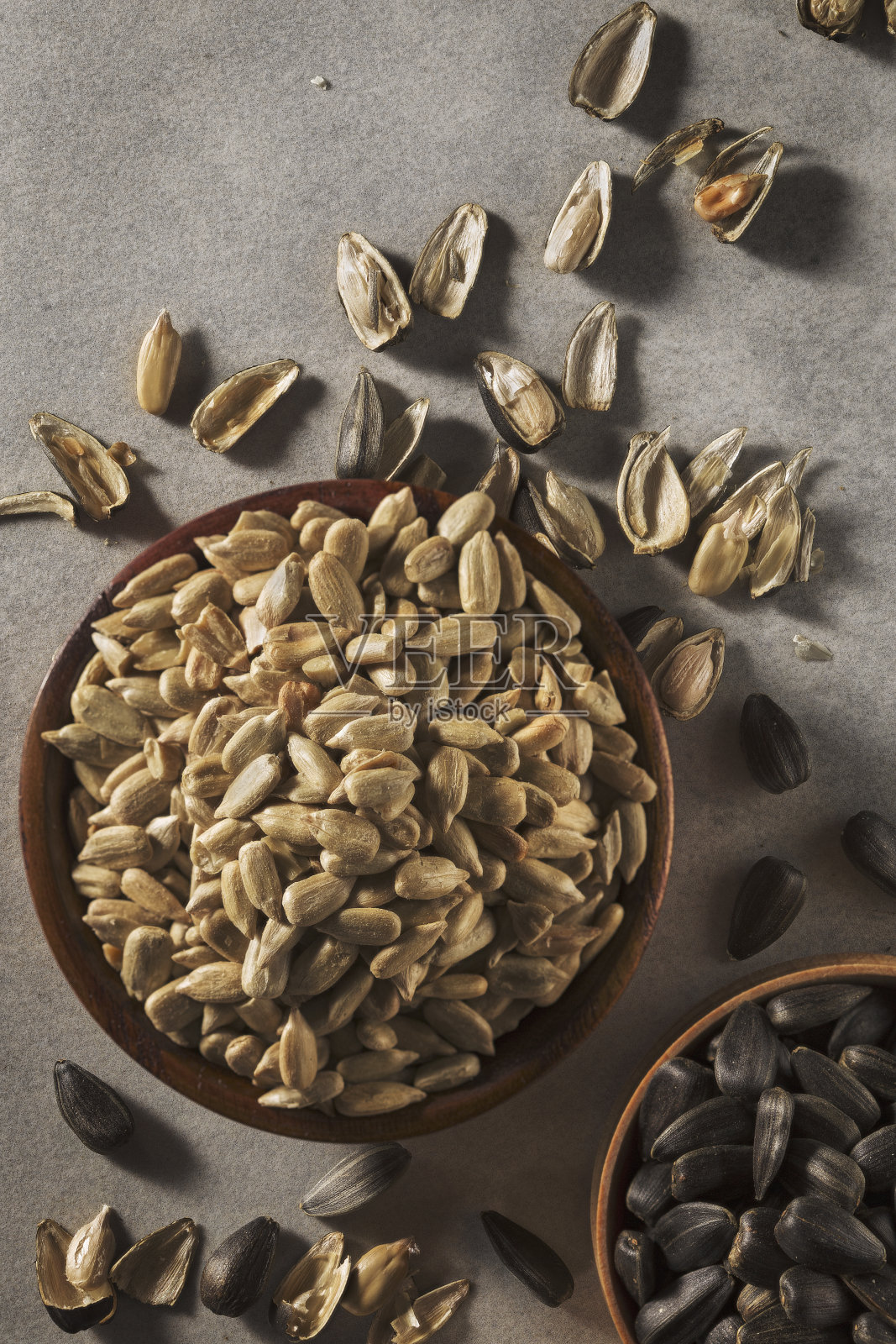 葵花籽和食用油放在碗里。食品工业的概念。照片摄影图片