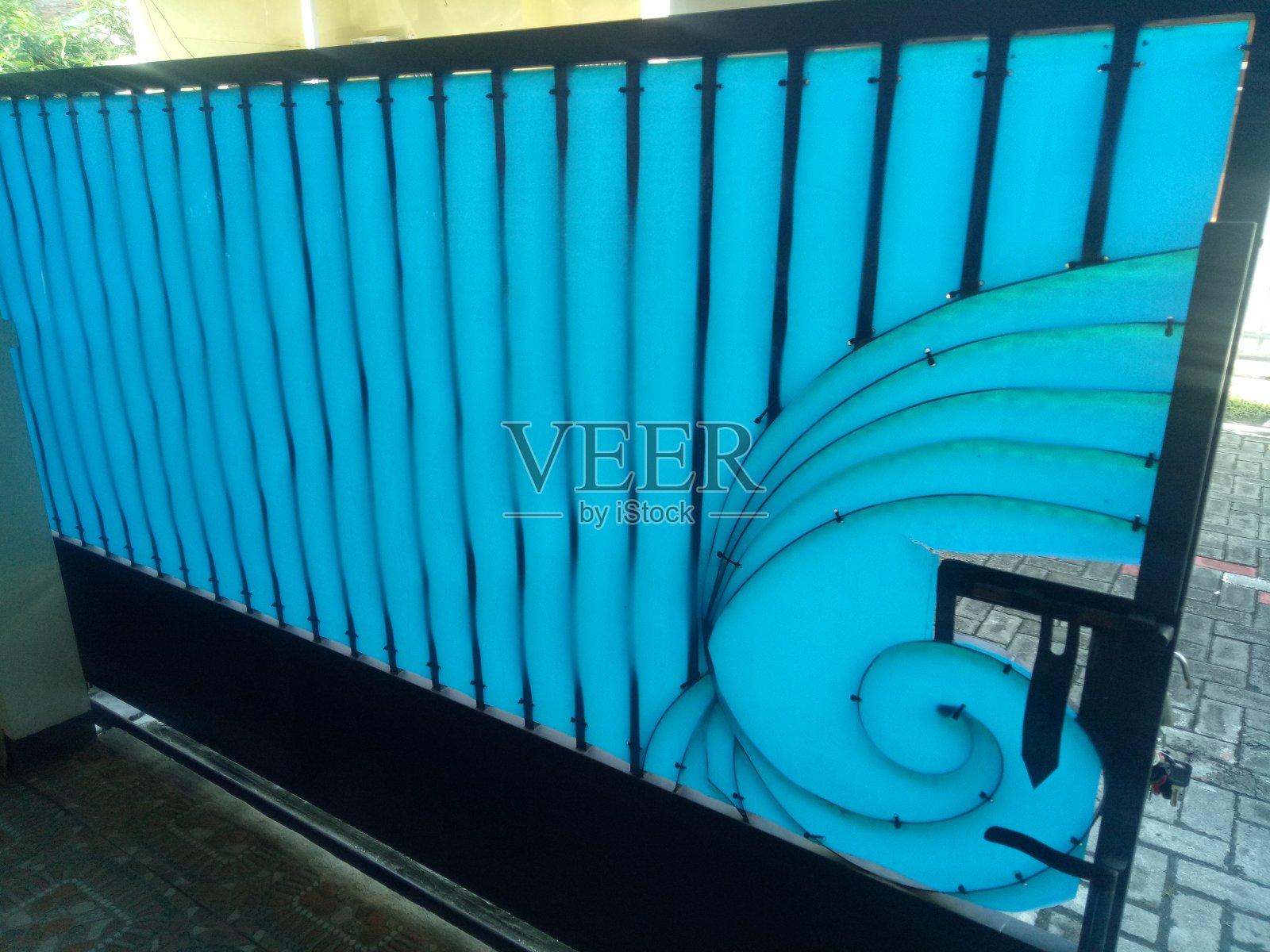 黑房子篱笆与蓝色塑料封面照片照片摄影图片