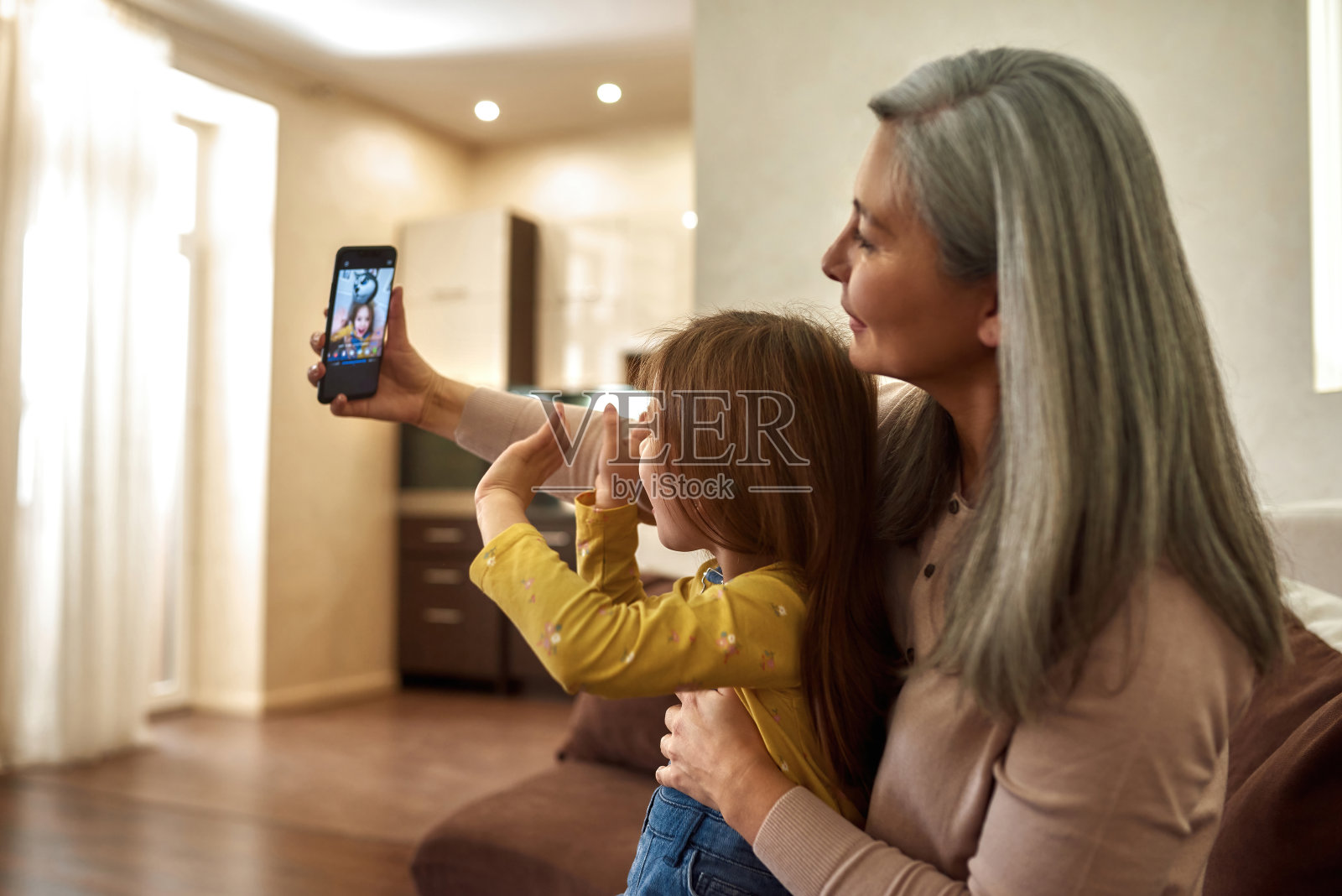 奶奶和孙女的视频博主录制视频博客照片摄影图片