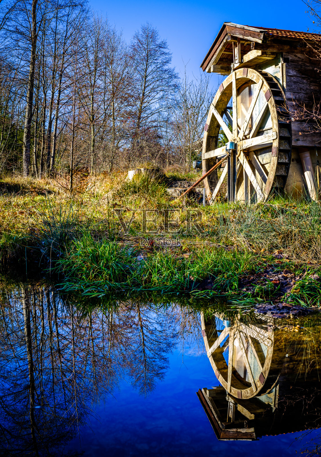 农场里的旧水磨照片摄影图片