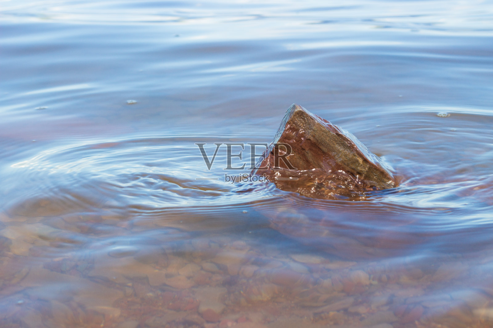 水中之石照片摄影图片