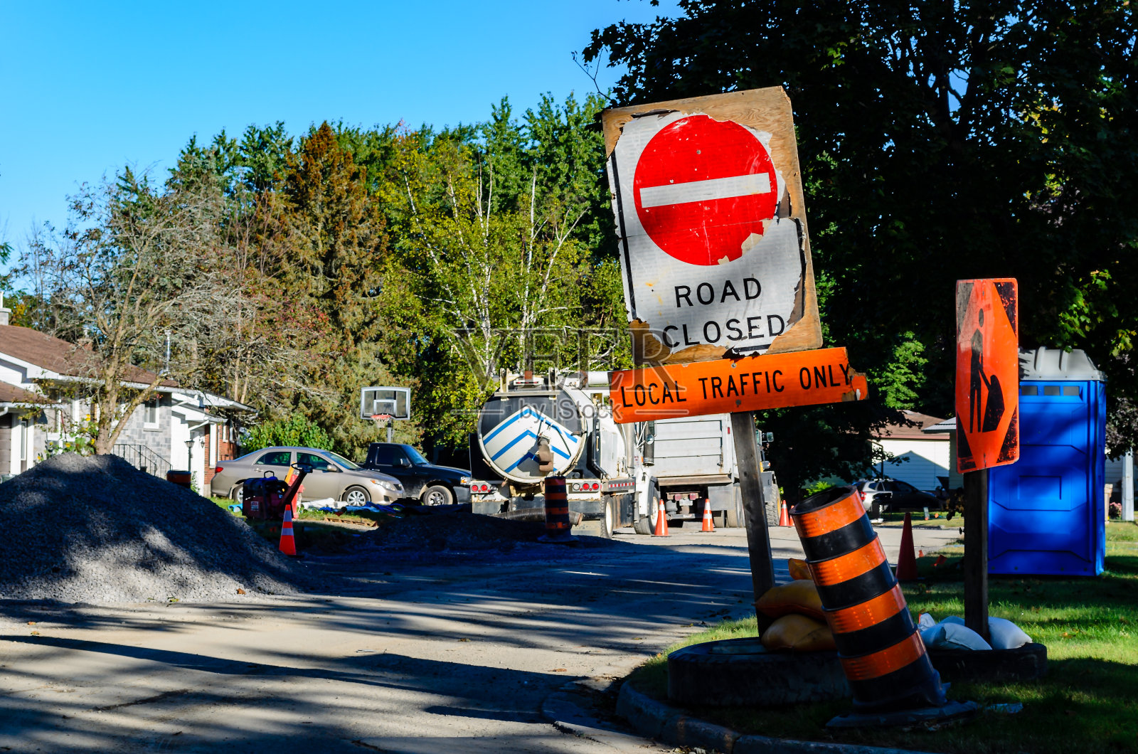 道路封闭标志为住宅街道建设项目照片摄影图片