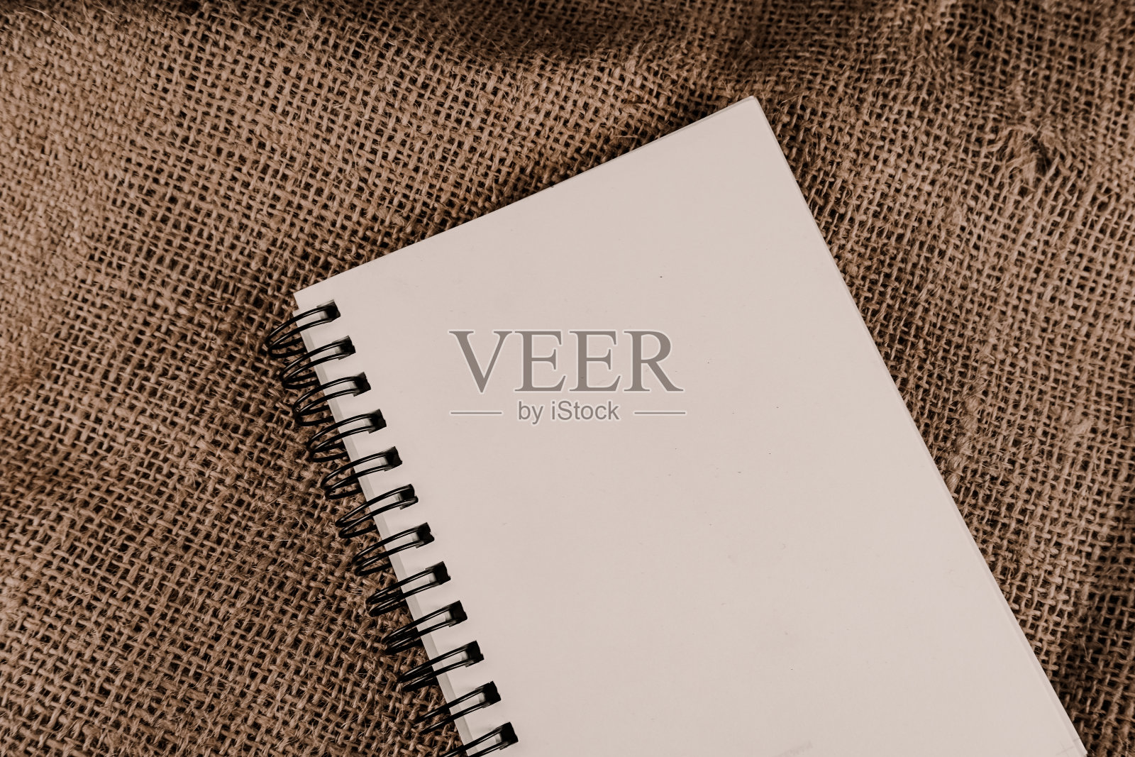 装订簿是白色的,没有文字照片摄影图片