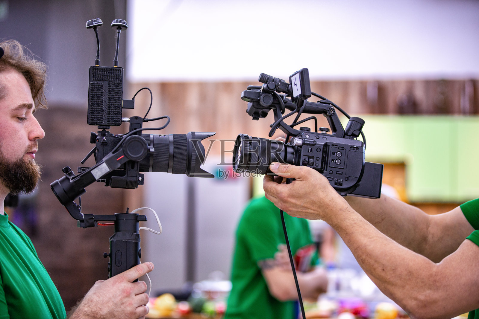 在医院手术室里做手术的外科医生。在医疗过程中戴着放大镜的外科医生照片摄影图片