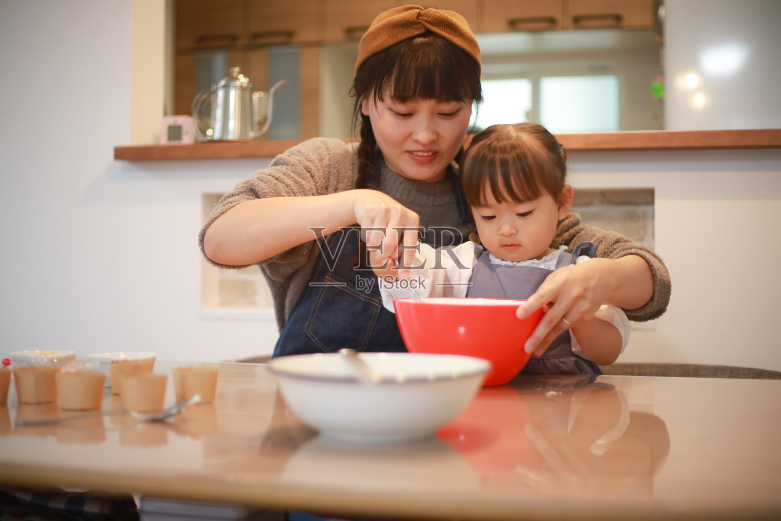 父母和孩子在做糖果照片摄影图片