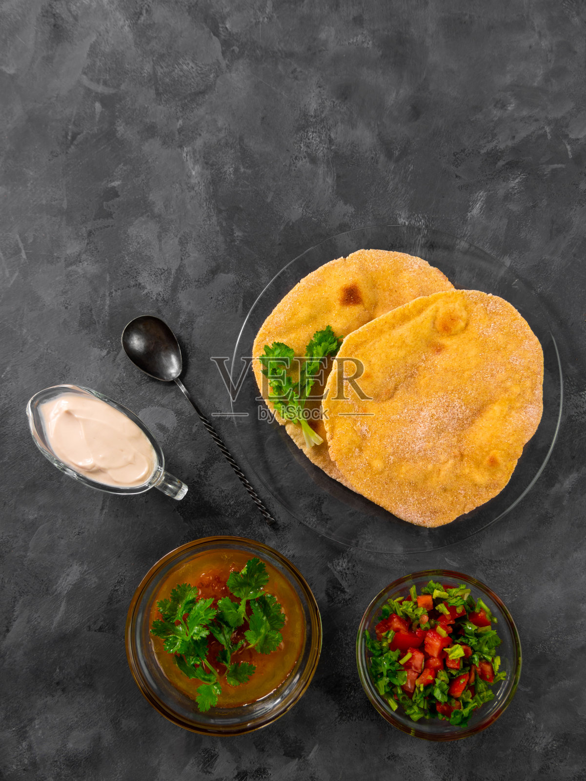 自制玉米面包香菜蔬菜番茄沙司。手工制作的墨西哥玉米粉圆饼。照片摄影图片