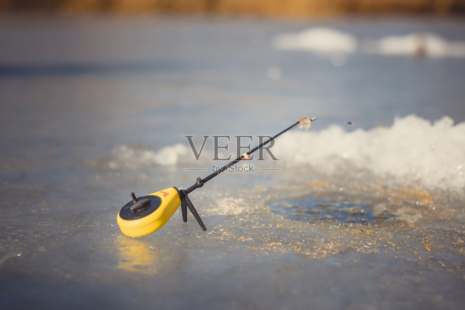 冬天钓鱼,钓鱼,霜冻和阳光照片摄影图片