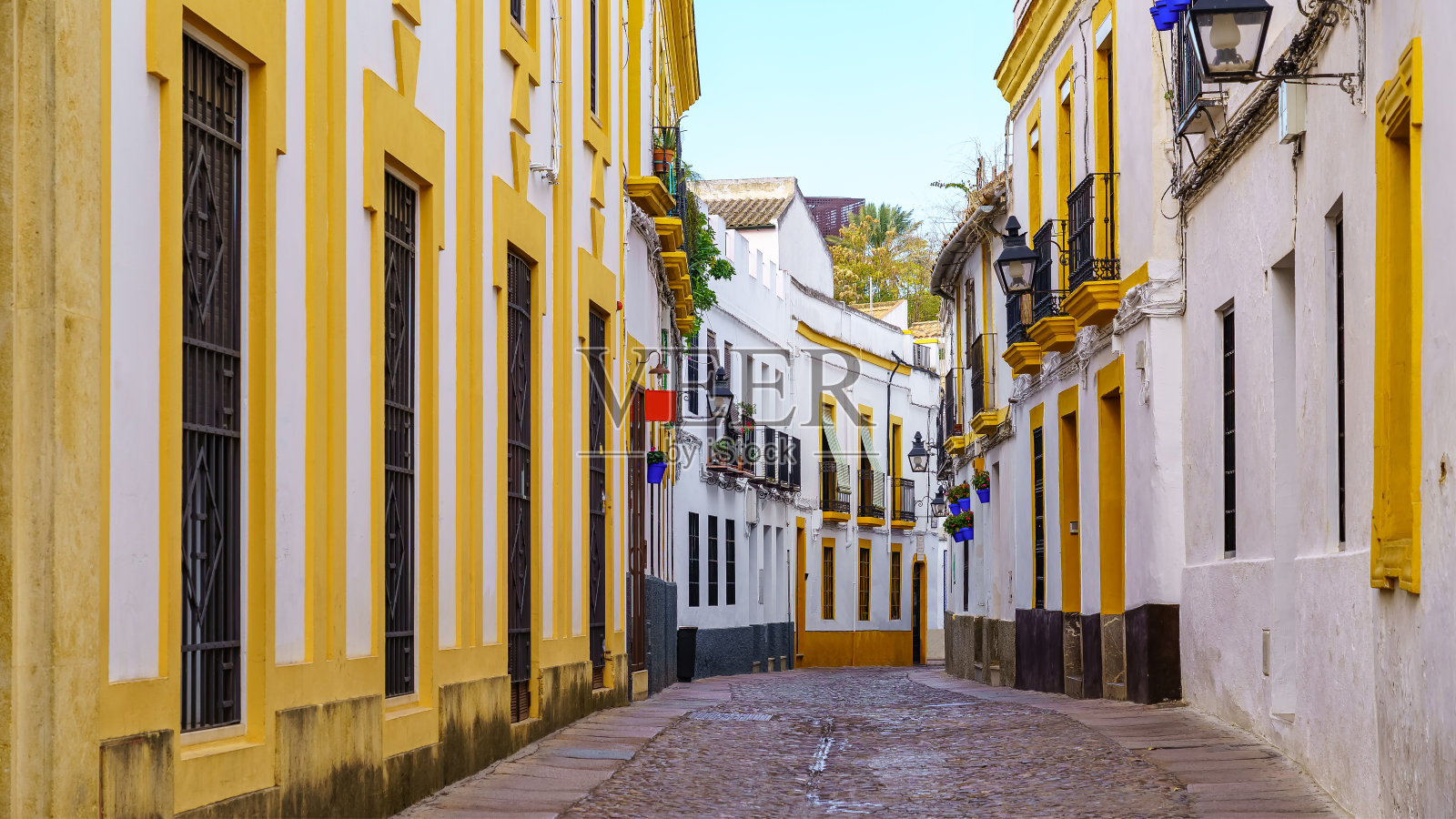 西班牙科尔多瓦的旅游小镇上,狭窄的小巷和五颜六色的房屋的全景。照片摄影图片