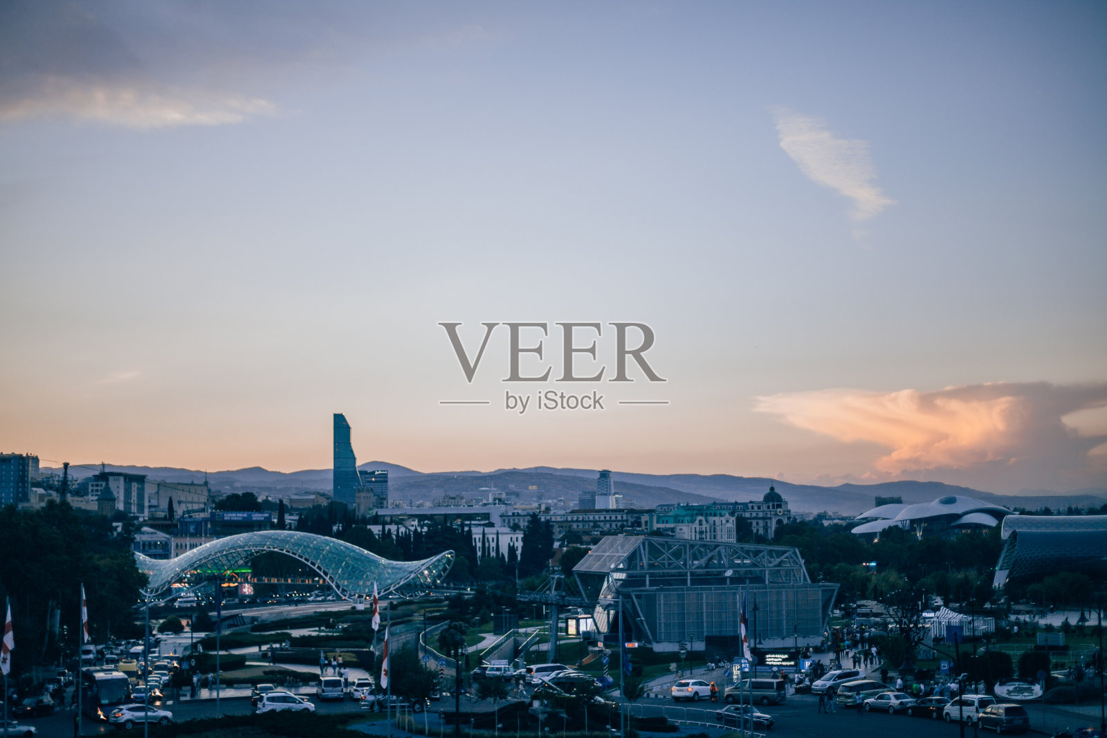 城市景观与现代建筑和公园在格鲁吉亚。现代艺术公园照片摄影图片