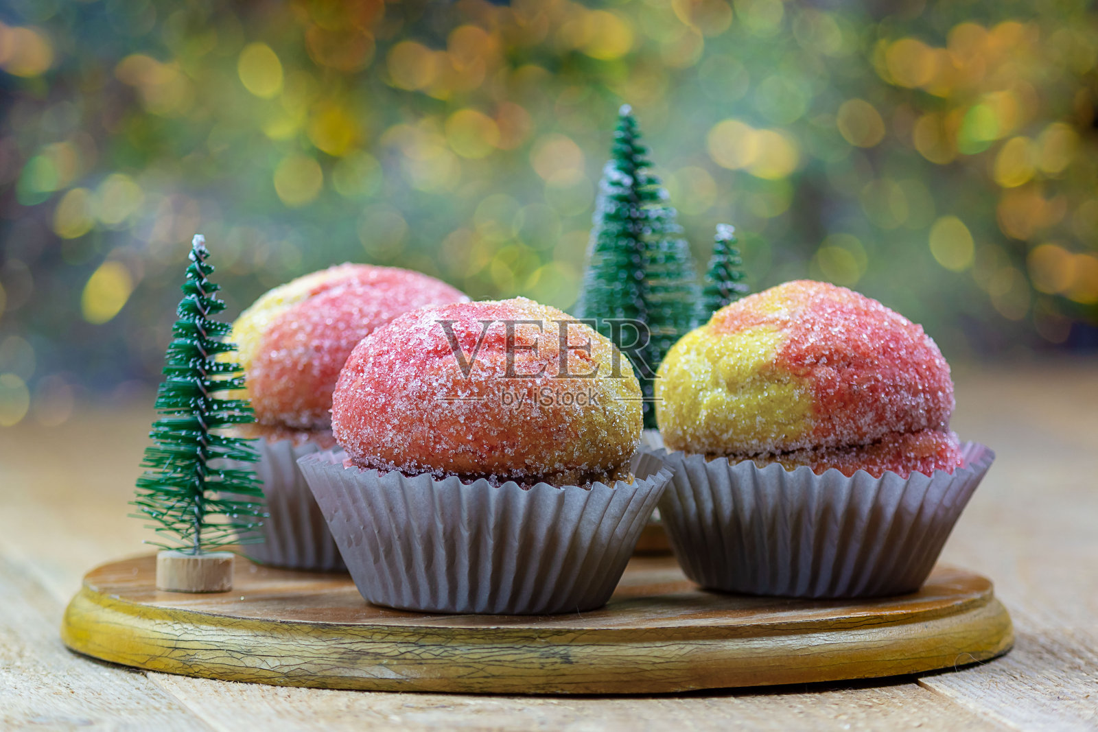 美味的自制圆饼,甜甜的蜜桃馅。背景是圣诞树和散景。照片摄影图片