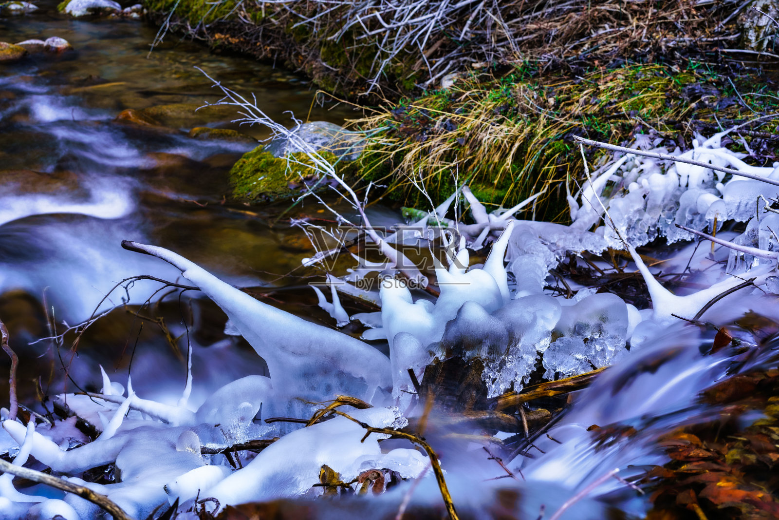 沿岸的冰形成照片摄影图片