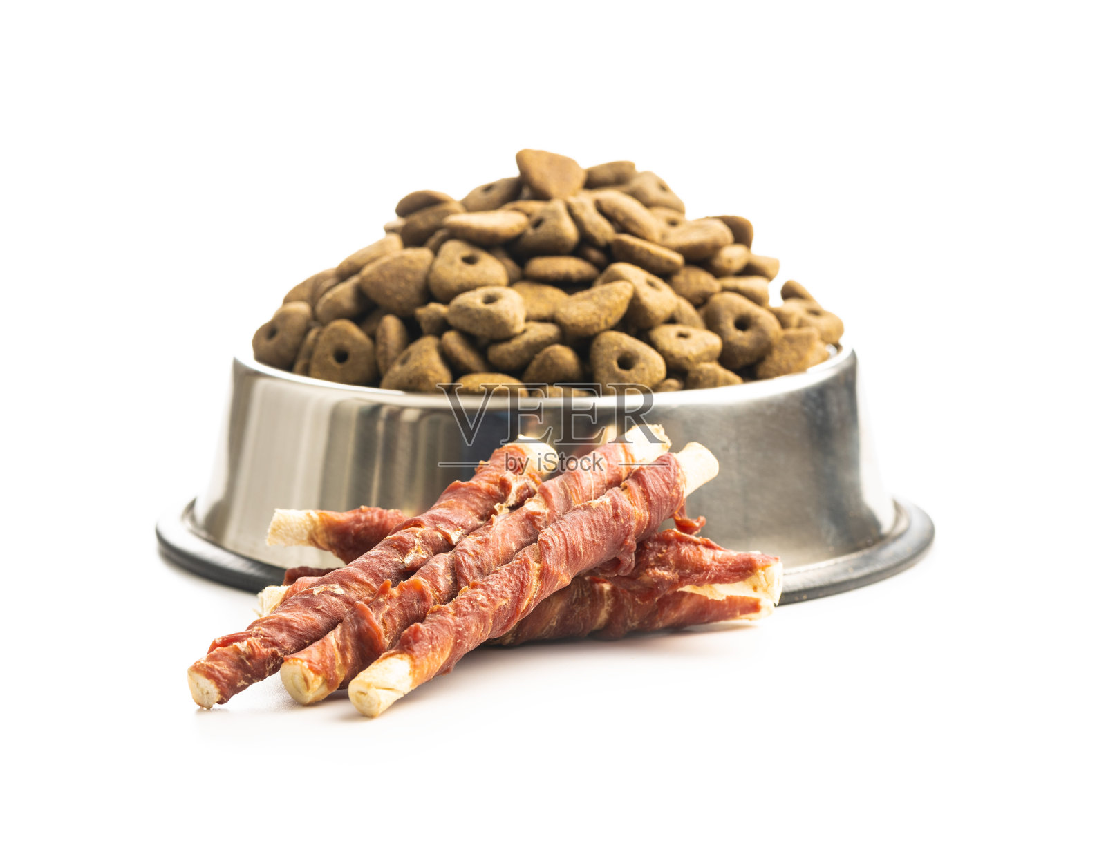 狗把棍子。狗用的耐嚼棒和干狗粮照片摄影图片