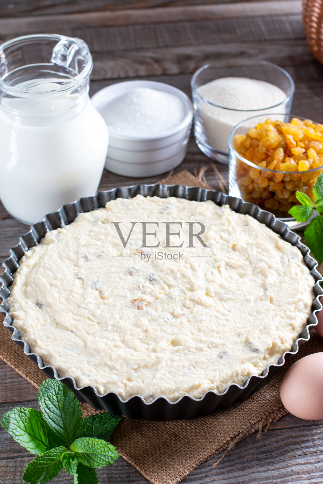 煮葡萄干松软干酪砂锅。一步一步,烹饪食谱照片摄影图片