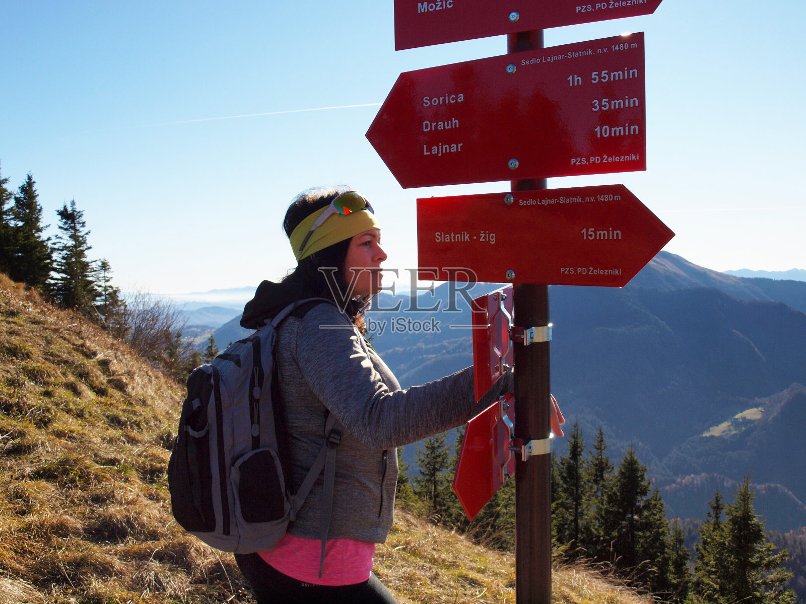在山上徒步旅行的女人照片摄影图片