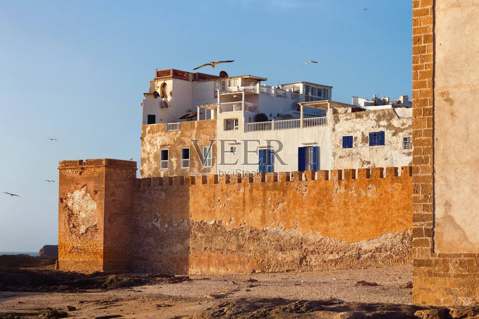 夏日傍晚,摩洛哥大西洋火山海岸附近的Essaouira要塞的历史城墙。照片摄影图片
