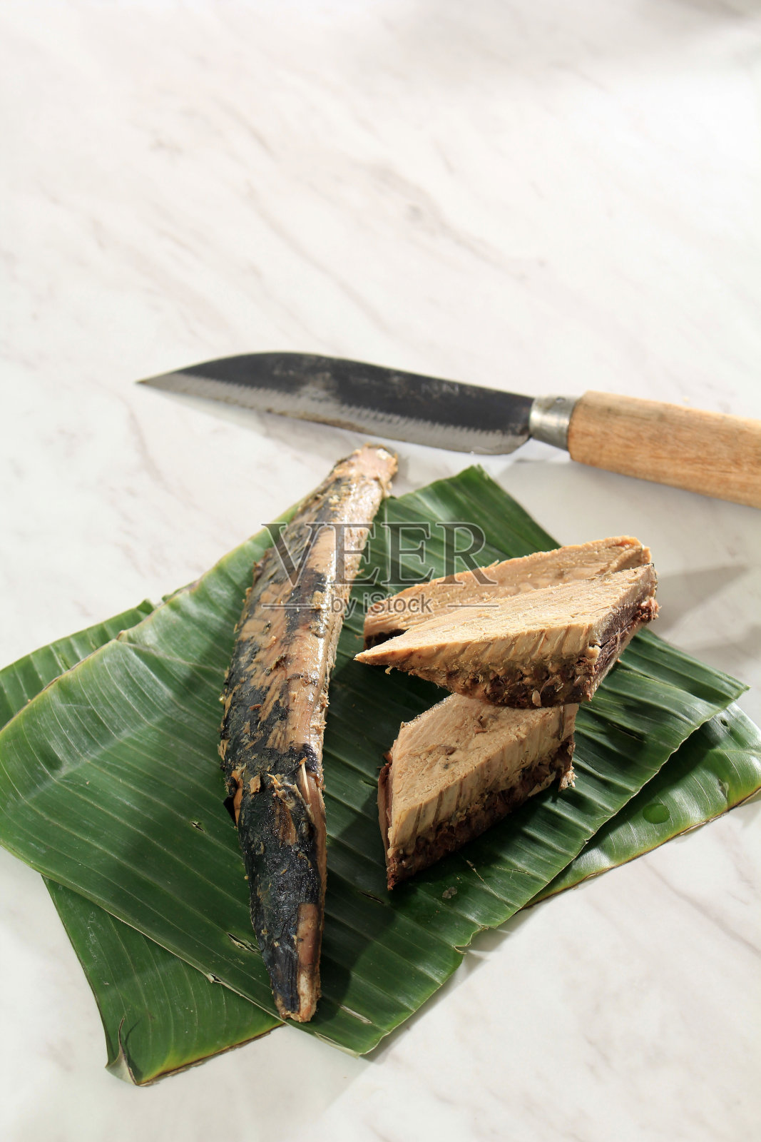 白桌上的生鲭鱼金枪鱼(品当鱼)照片摄影图片