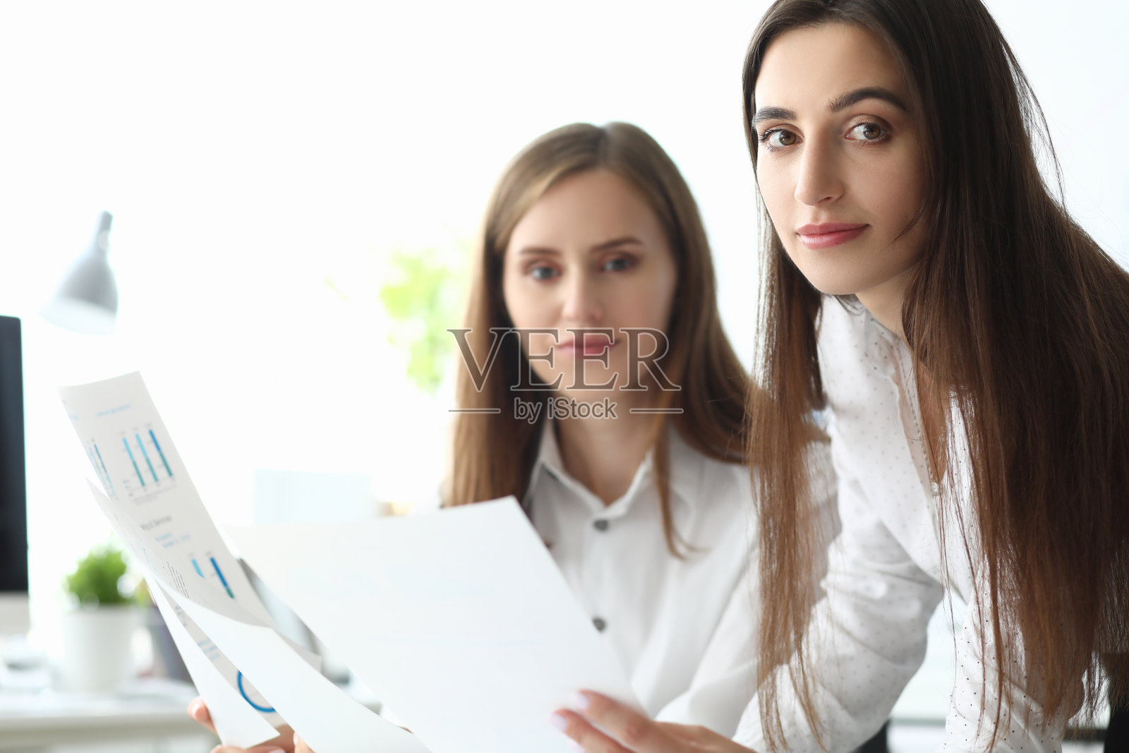 微笑的女经理照片摄影图片