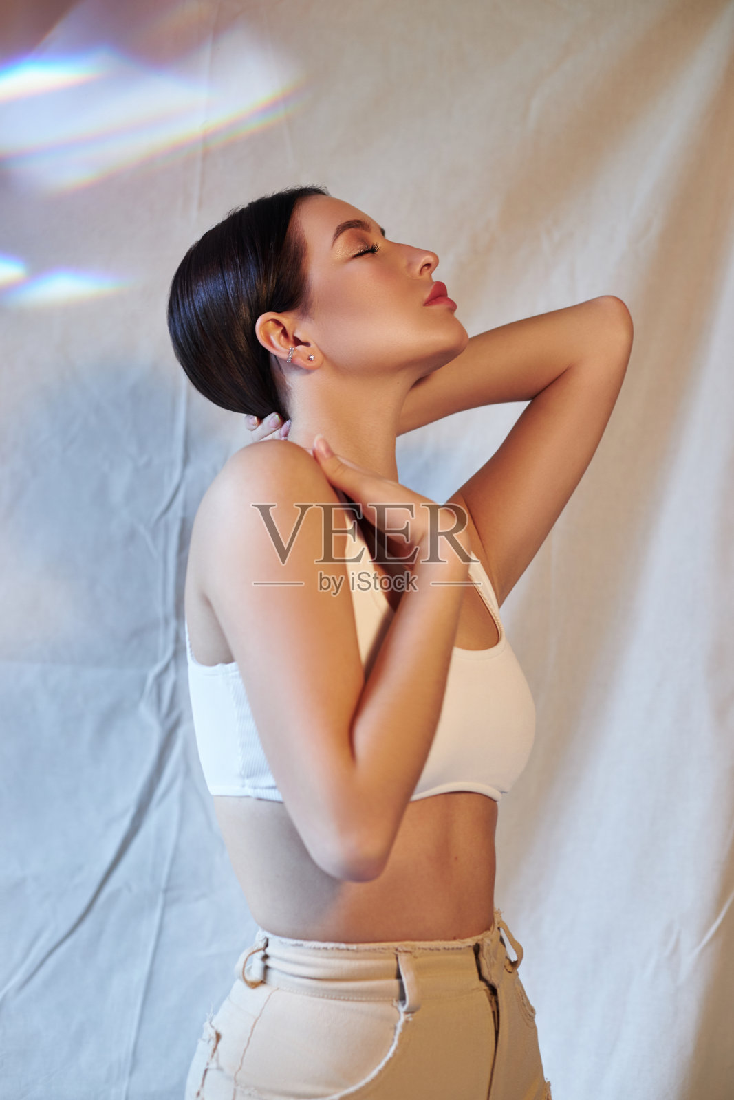 肖像美女短发时尚着色。深色头发,巧克力色短发。美丽干净的面部皮肤,自然的妆容,强壮的头发照片摄影图片