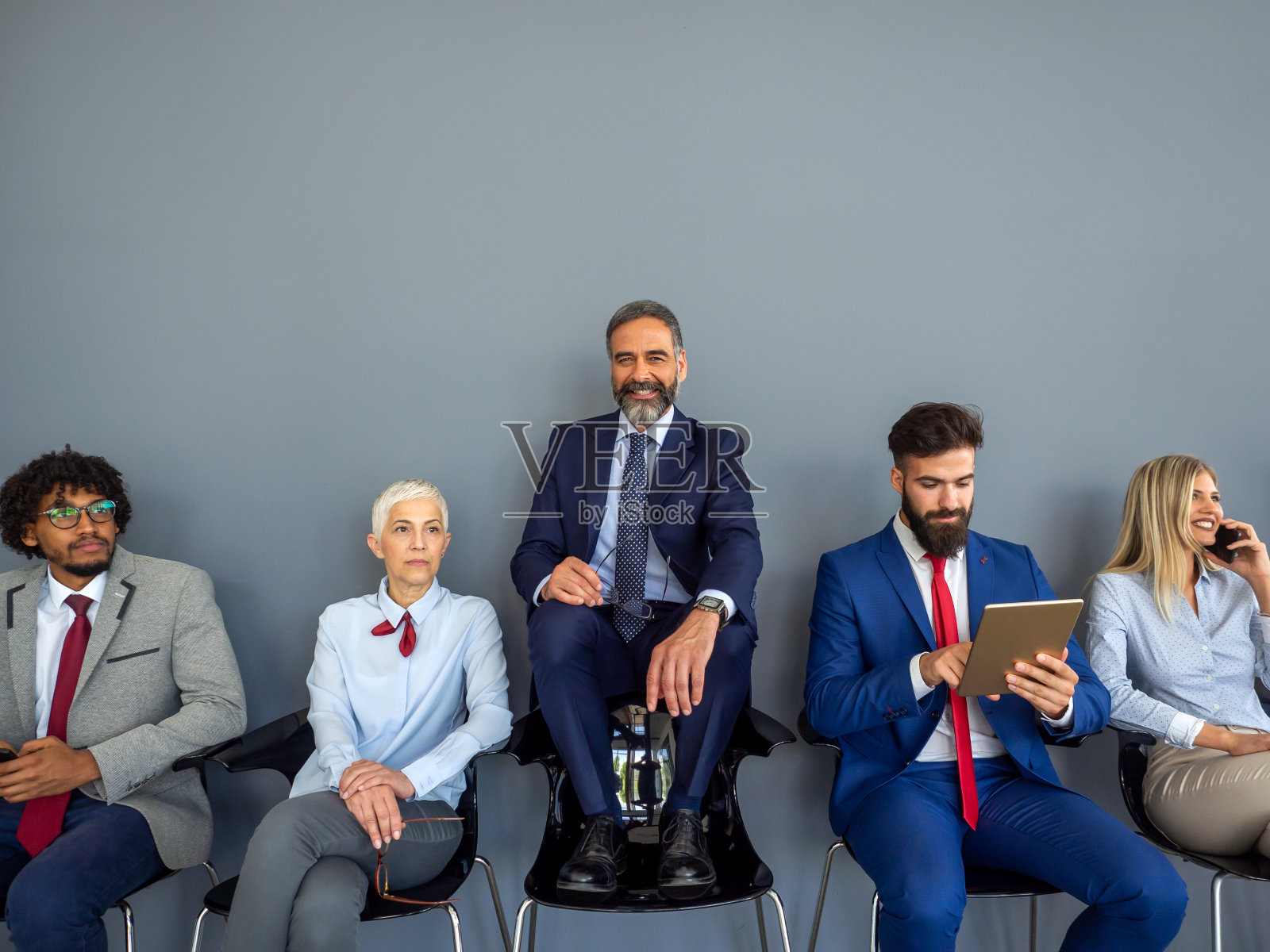 团队肖像的不同成功的商业人士在办公室照片摄影图片