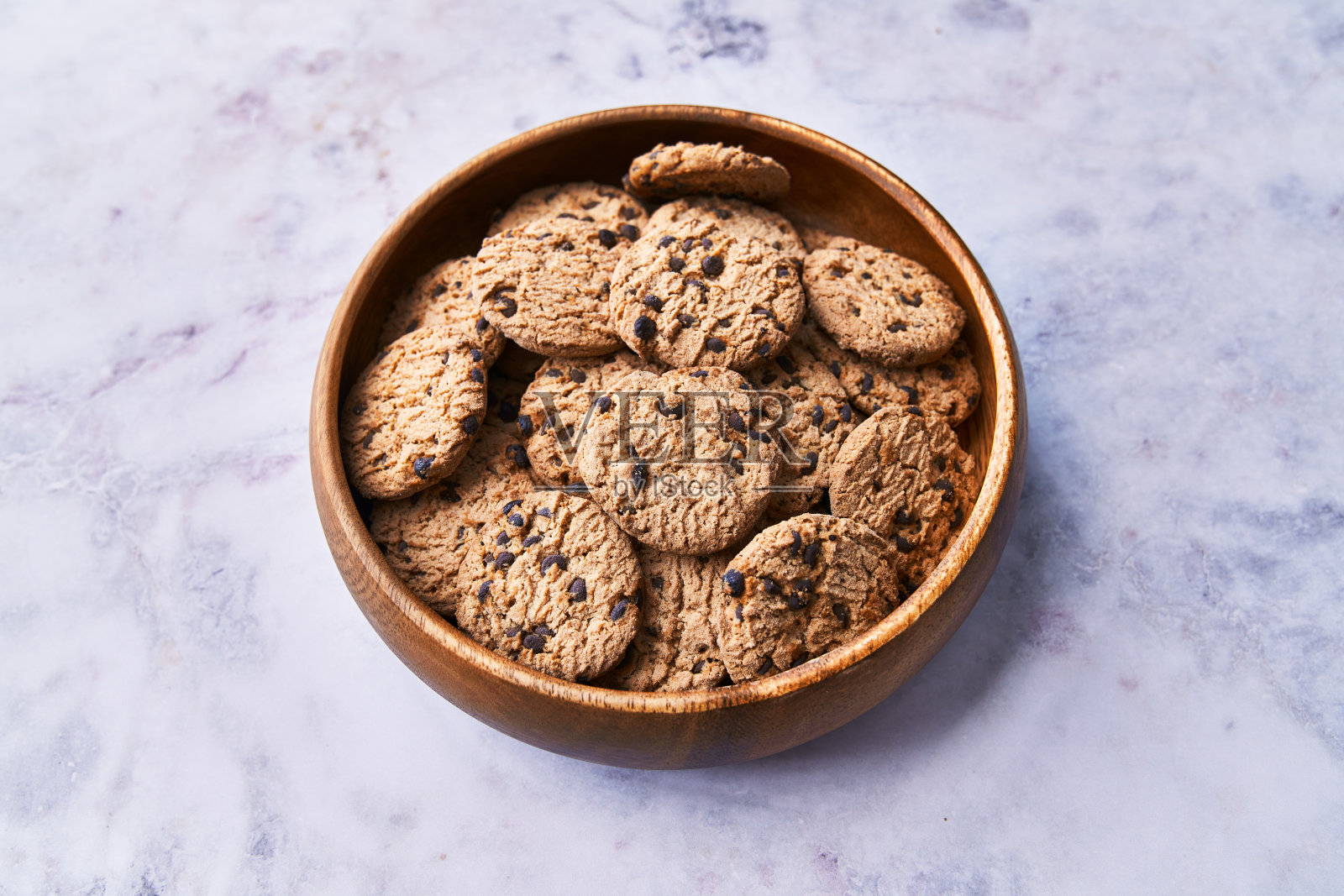大理石桌子上的美味巧克力饼干照片摄影图片