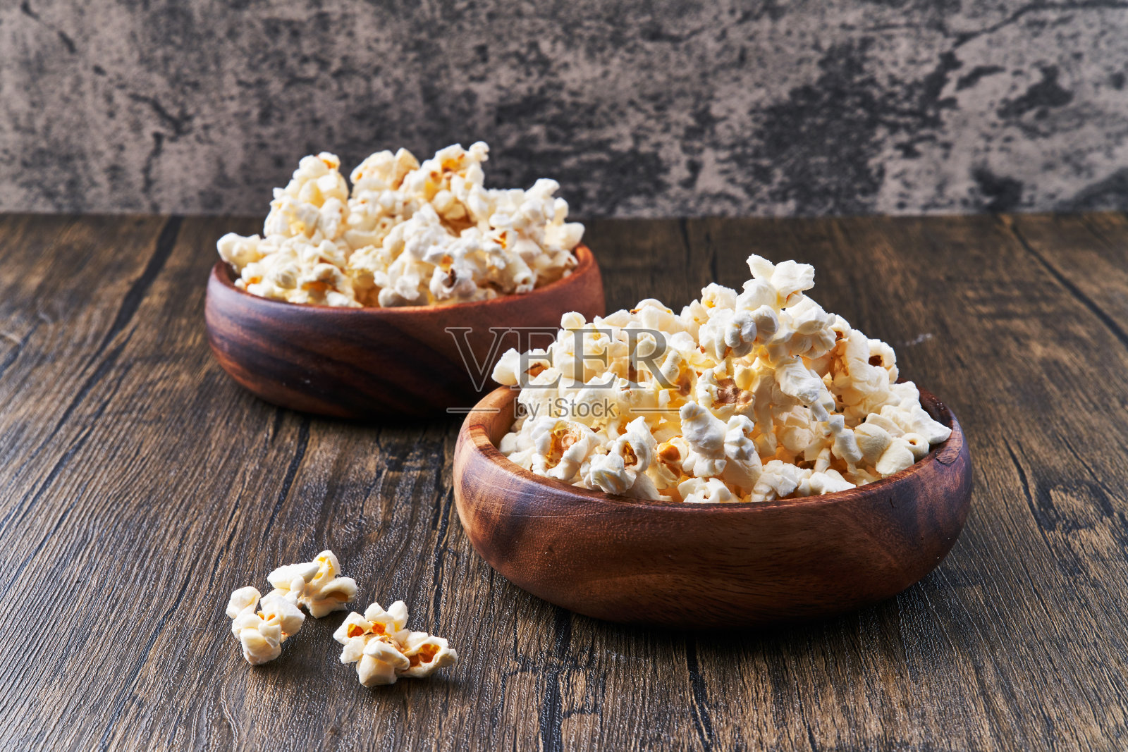 木质表面上的几碗咸爆米花照片摄影图片
