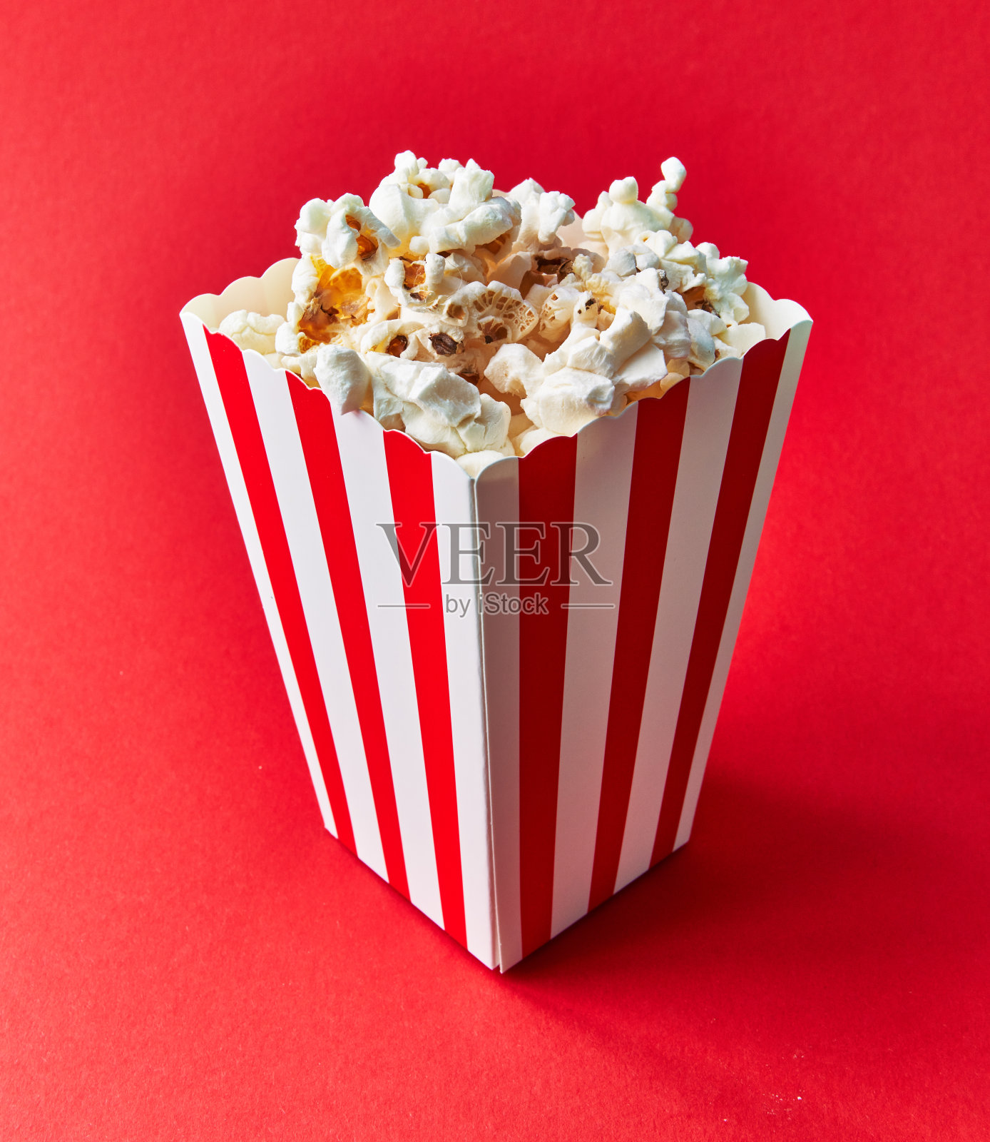 一包红色背景的咸味爆米花照片摄影图片