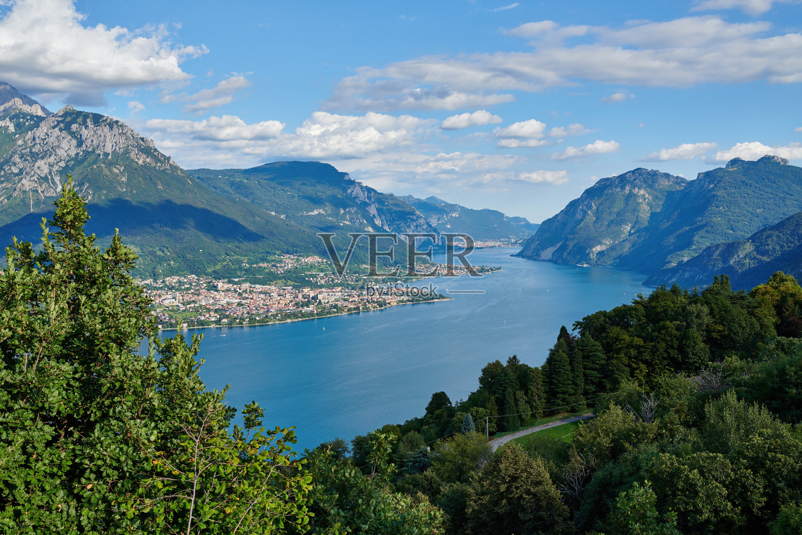 科莫湖上美丽的风景。照片摄影图片
