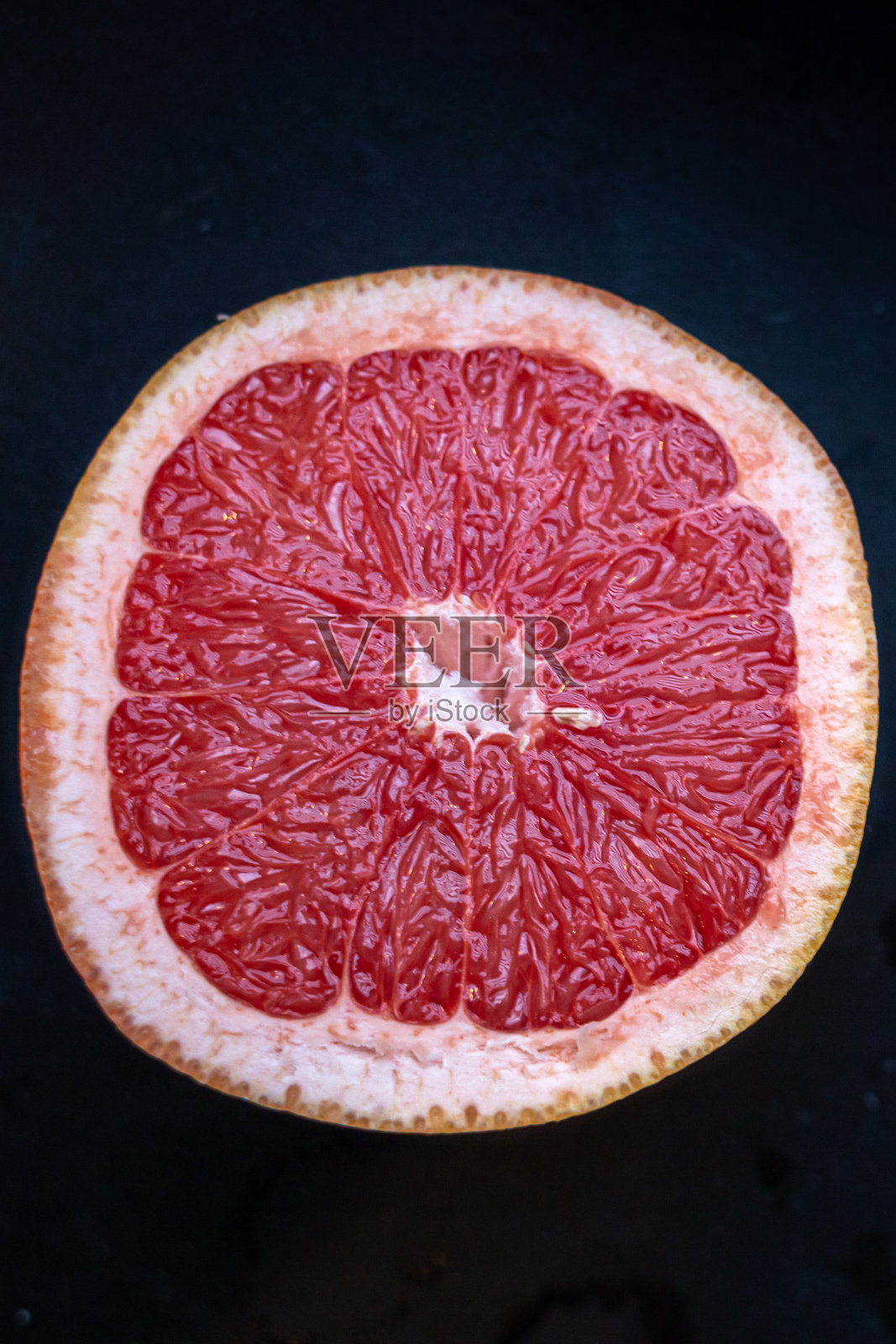 一片在黑色背景上的柑橘类水果照片摄影图片