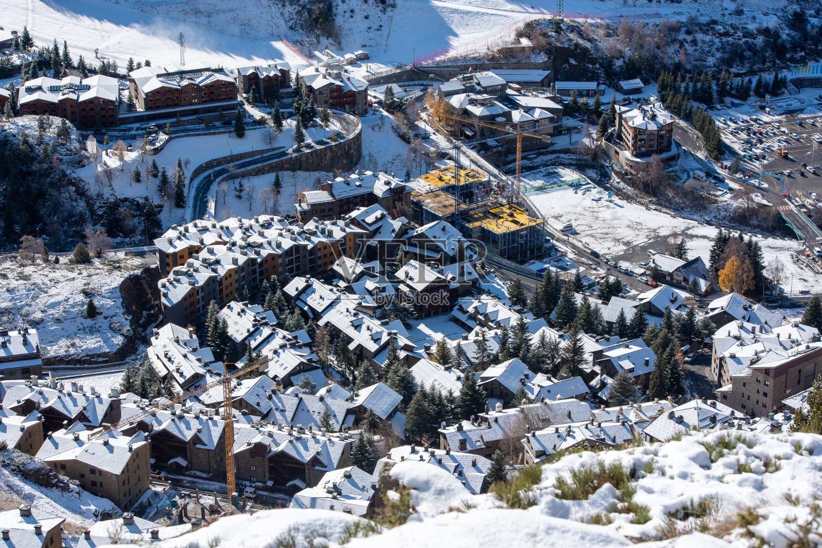 阳光明媚的安道尔塔尔的城市景观照片摄影图片