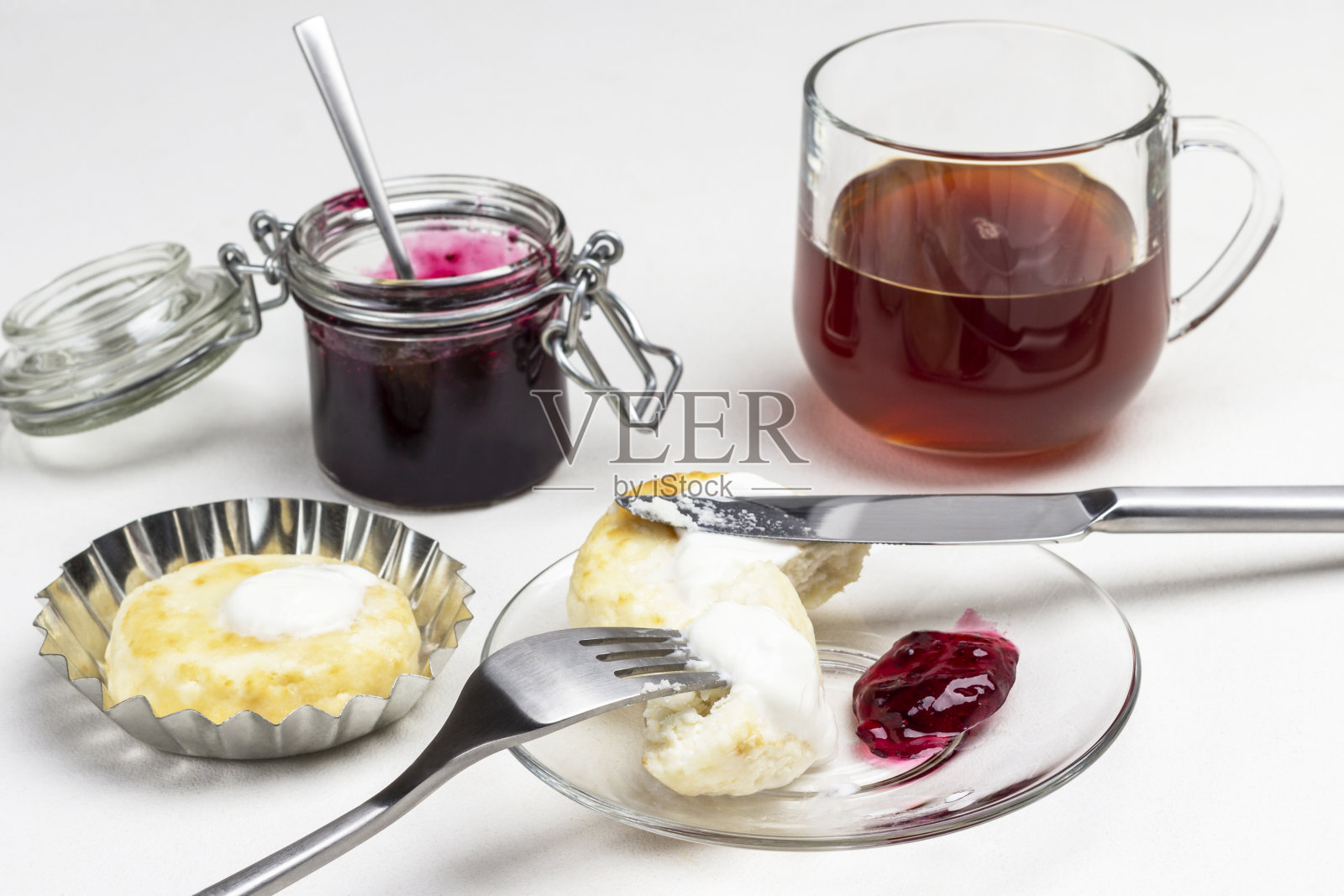 用叉子叉起司薄饼。照片摄影图片