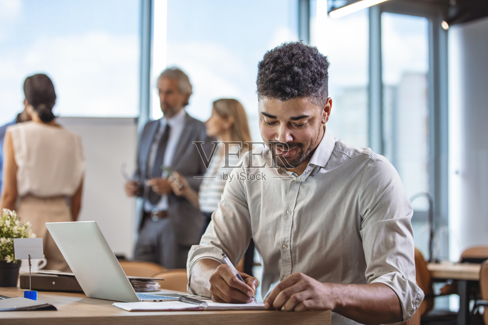一个商人在办公室的电脑上工作照片摄影图片