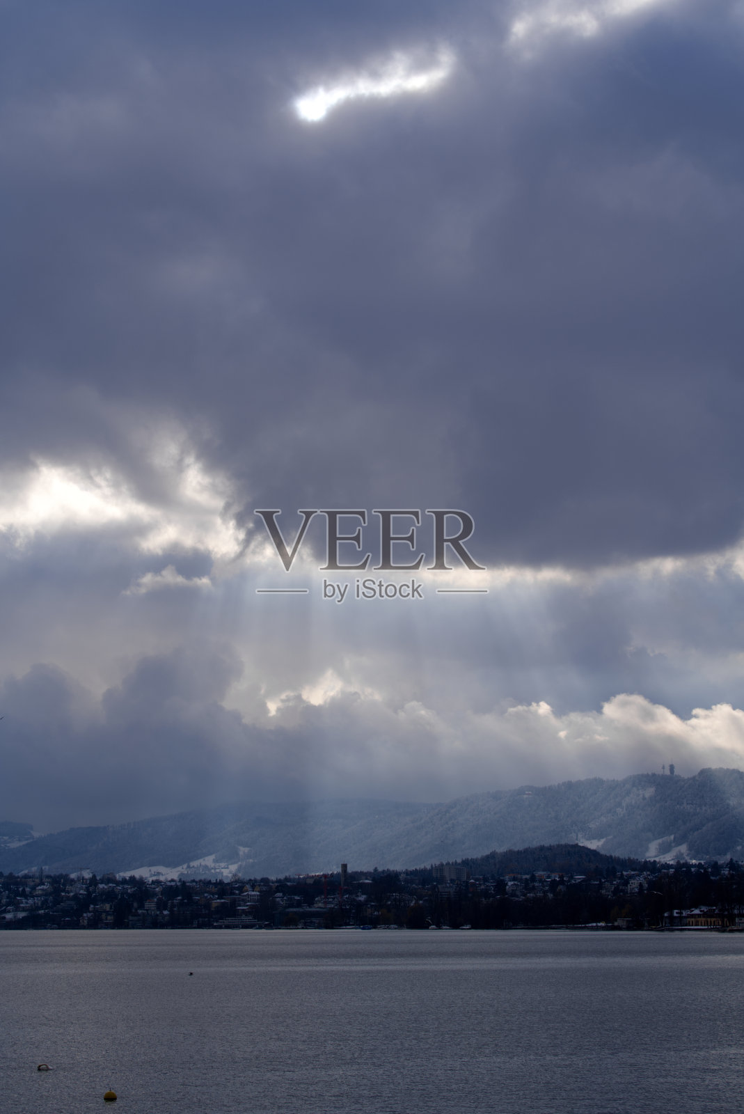 深秋的一天,美丽的蓝色多云天空和阳光照耀着Zürich市。照片摄影图片