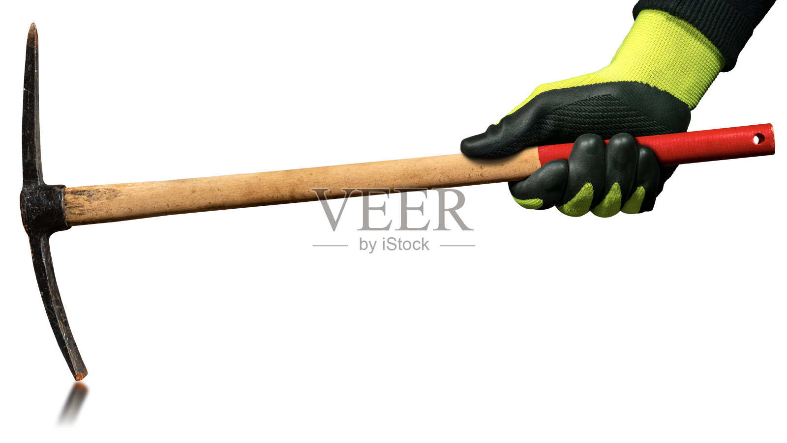 戴着防护手套的手拿着隔离在白色上的镐斧照片摄影图片